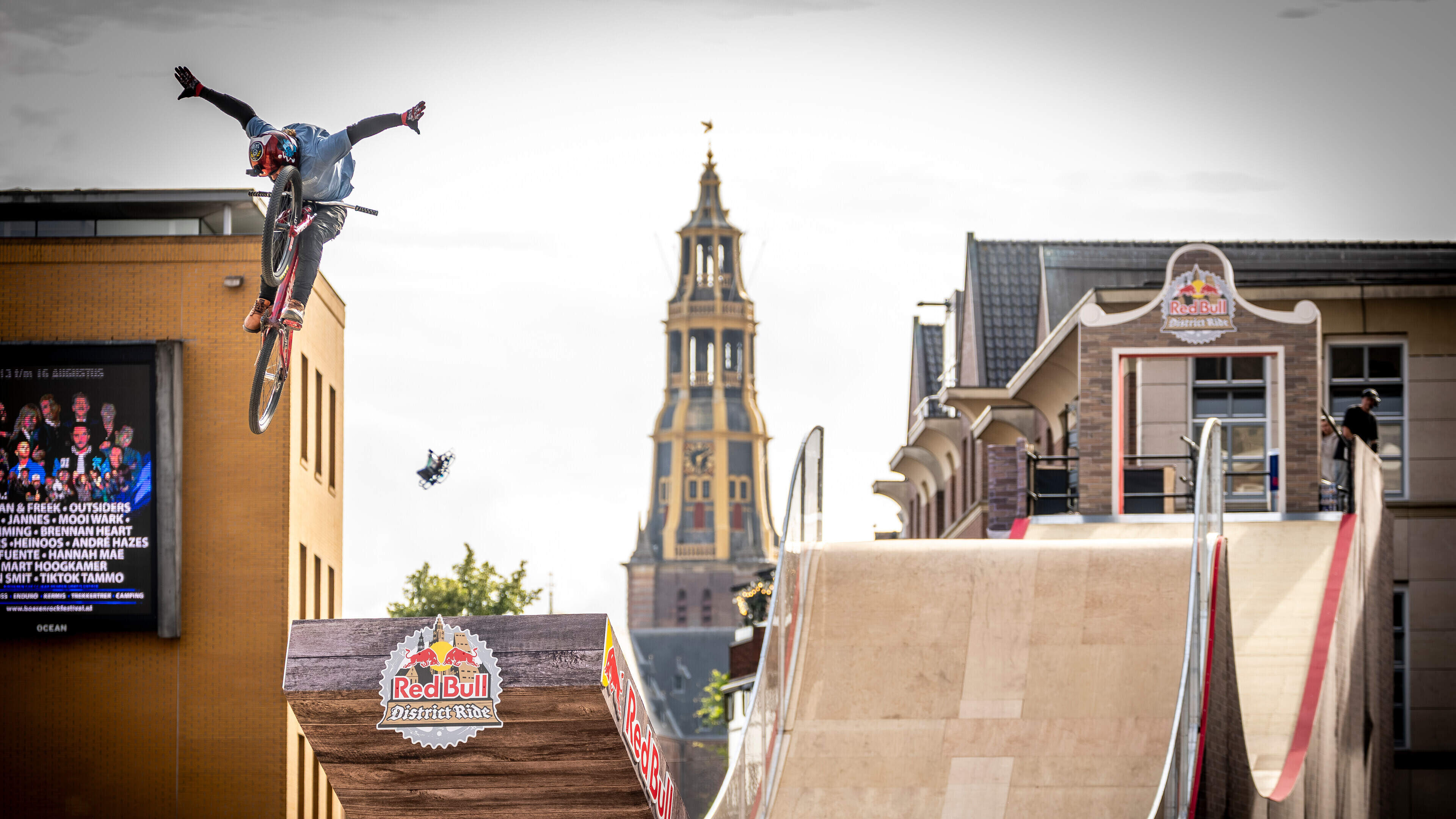 Check: zo is het om van de schansen op de Grote Markt in Groningen te springen