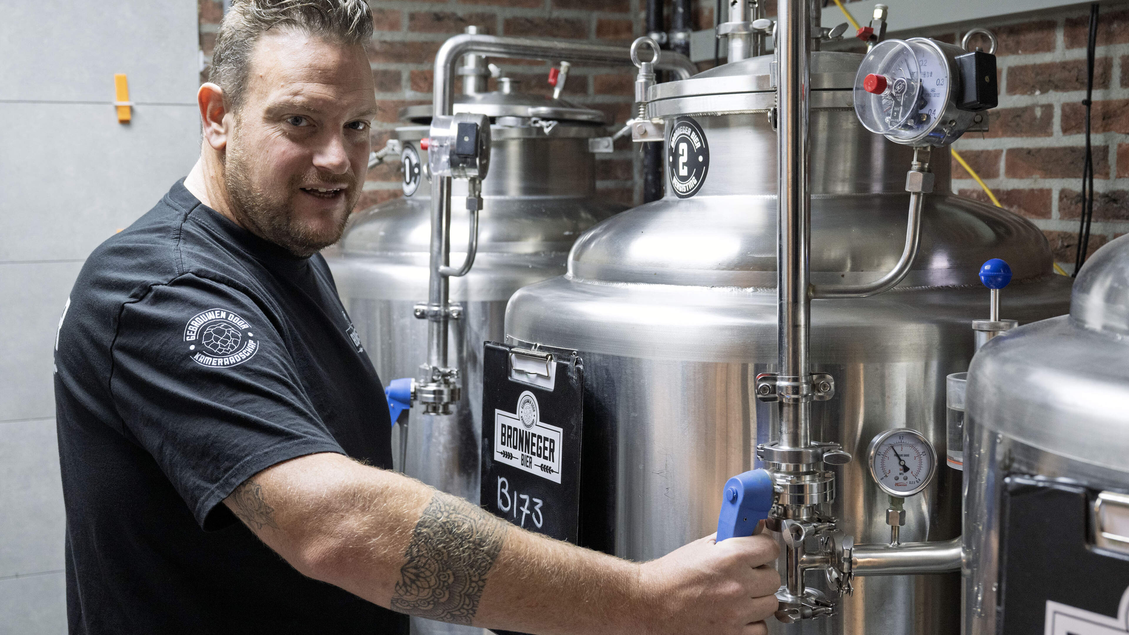 Gerard (40) uut Gaiterveen brouwt Bronneger Bier: ‘Soms moej gewoon mooie dingen maken’