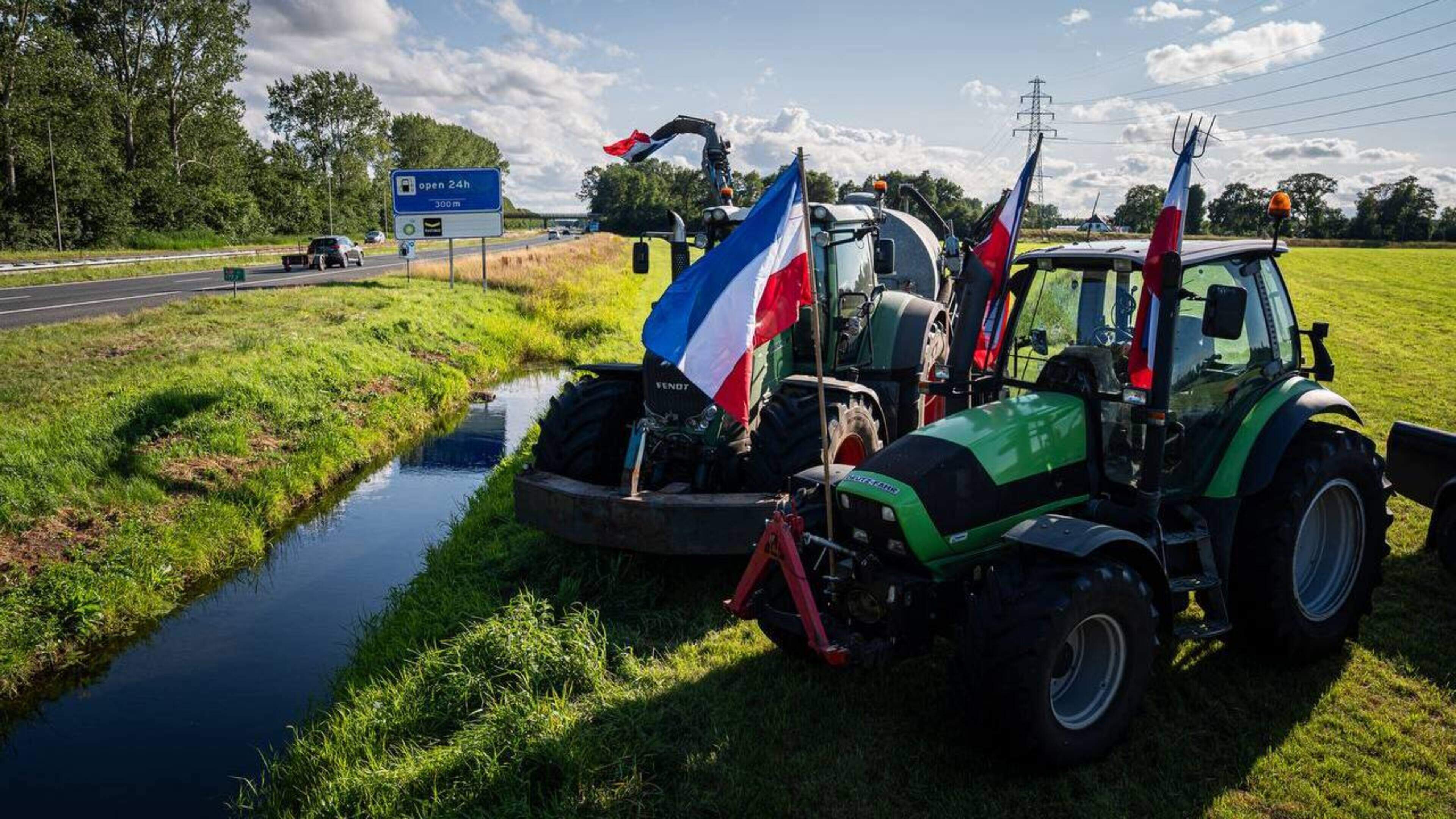 Boerenprotesten langs A28 bij Assen en Politie onderzoekt mogelijk verband tussen twee explosies in 
