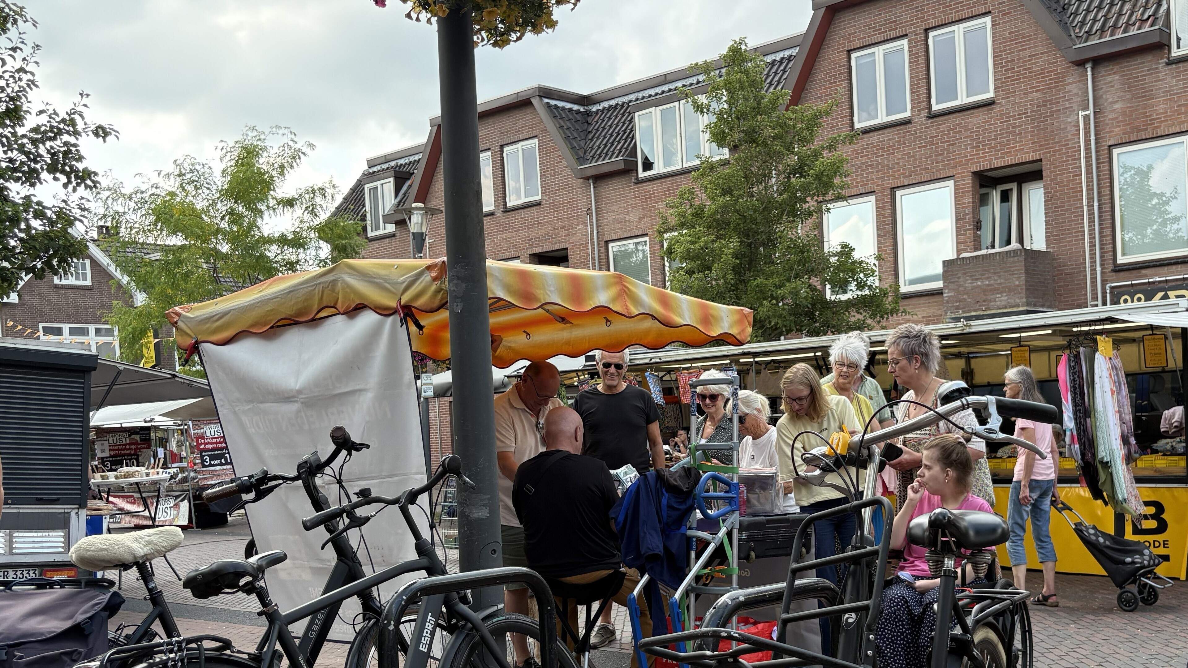 „Hé, wijffie. Misschien moet je wat minder naar de mannen kijken!” Gezellige drukte op zomermarkt in