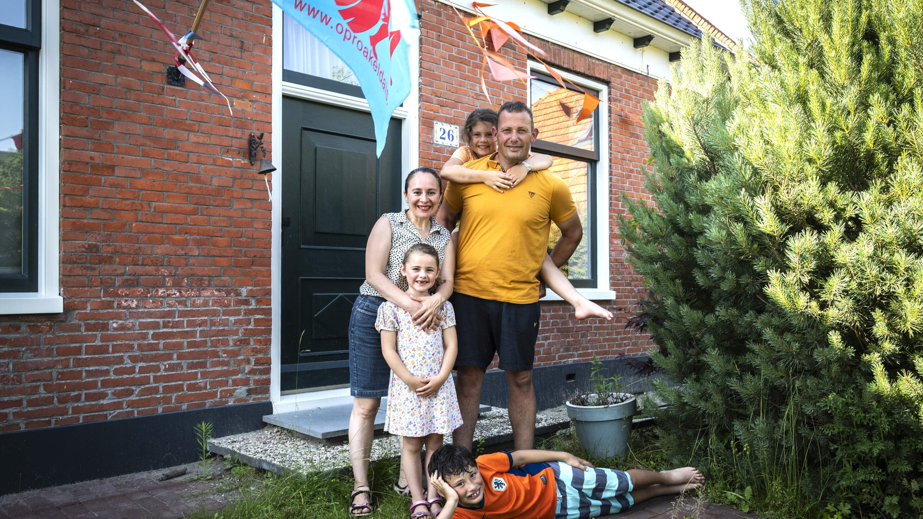 Tijdens festival Op Roakeldais in Warffum bloeit de liefde op. ‘Andrea moet nog wennen aan de Gronin