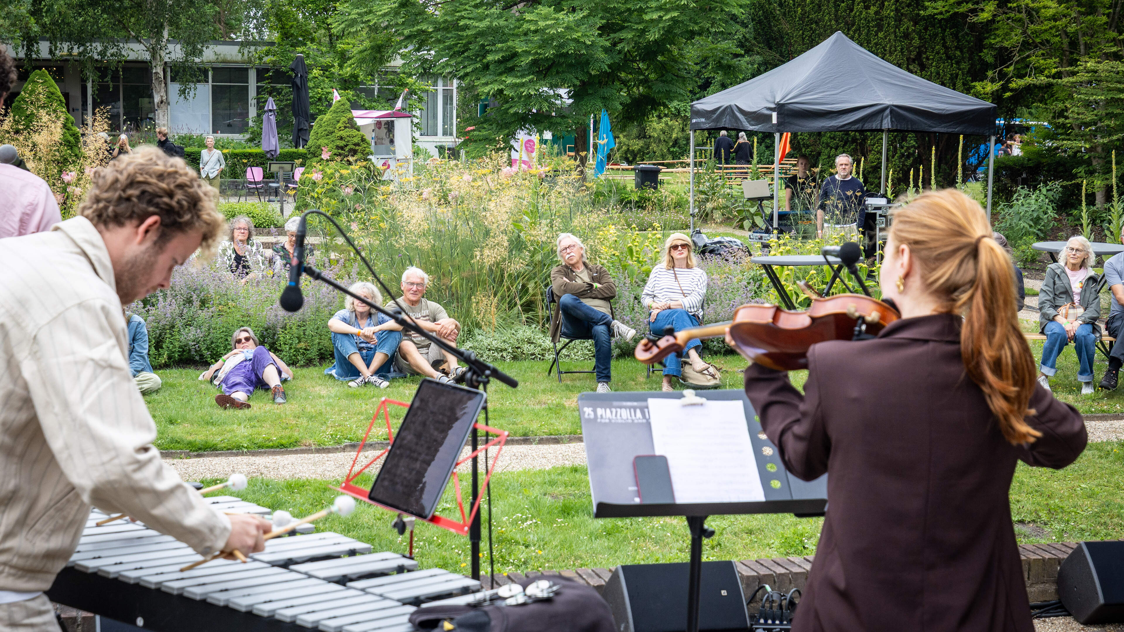 Nieuwe Gilde festival: poëtische klanken van Spinvis en wildplukken in de Proeftuin