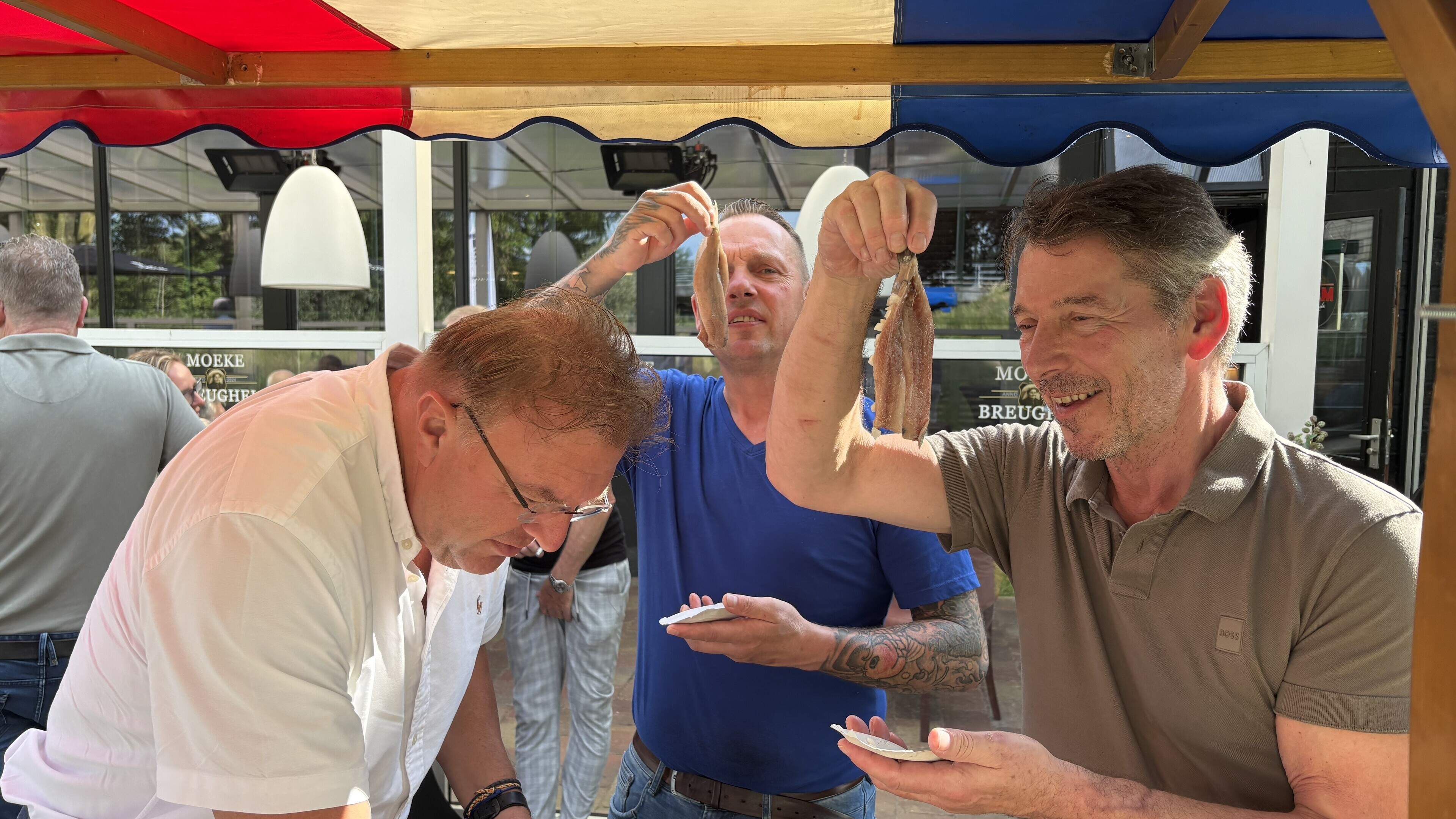 Haringparty in Winschoten nieuw leven ingeblazen. ‘Ik heb er op één dag al twaalf gehad’