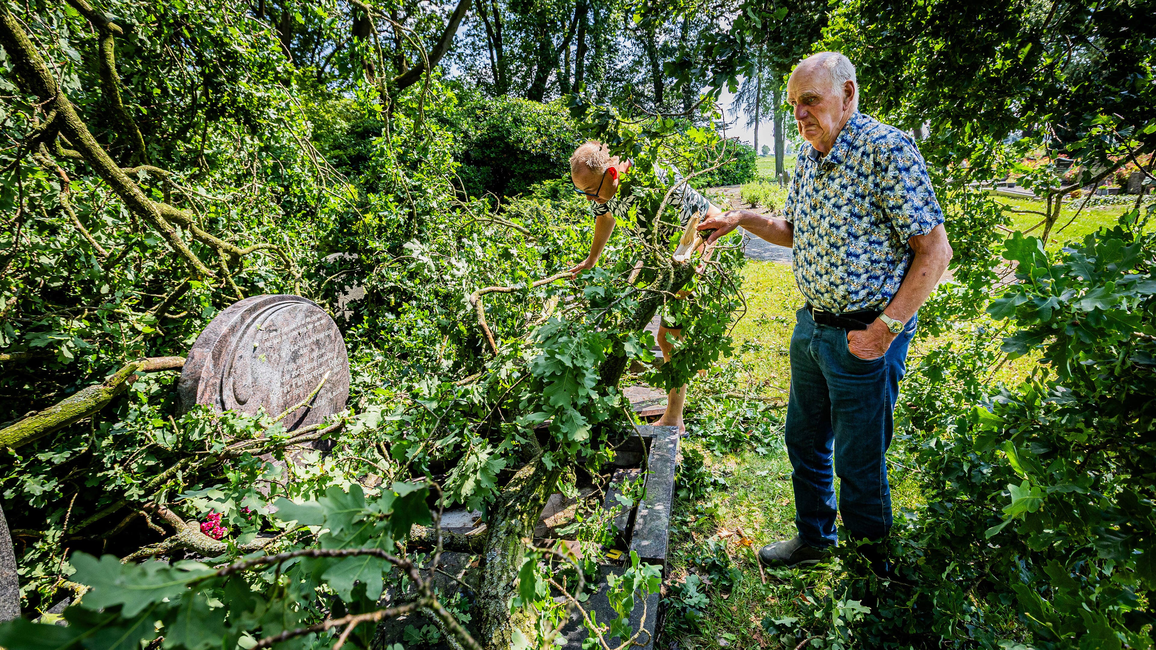Jan Rijks (82) hart brak toen storm grafsteen van dochter Karin in Wildervank ruïneerde: ‘Ik wist ni