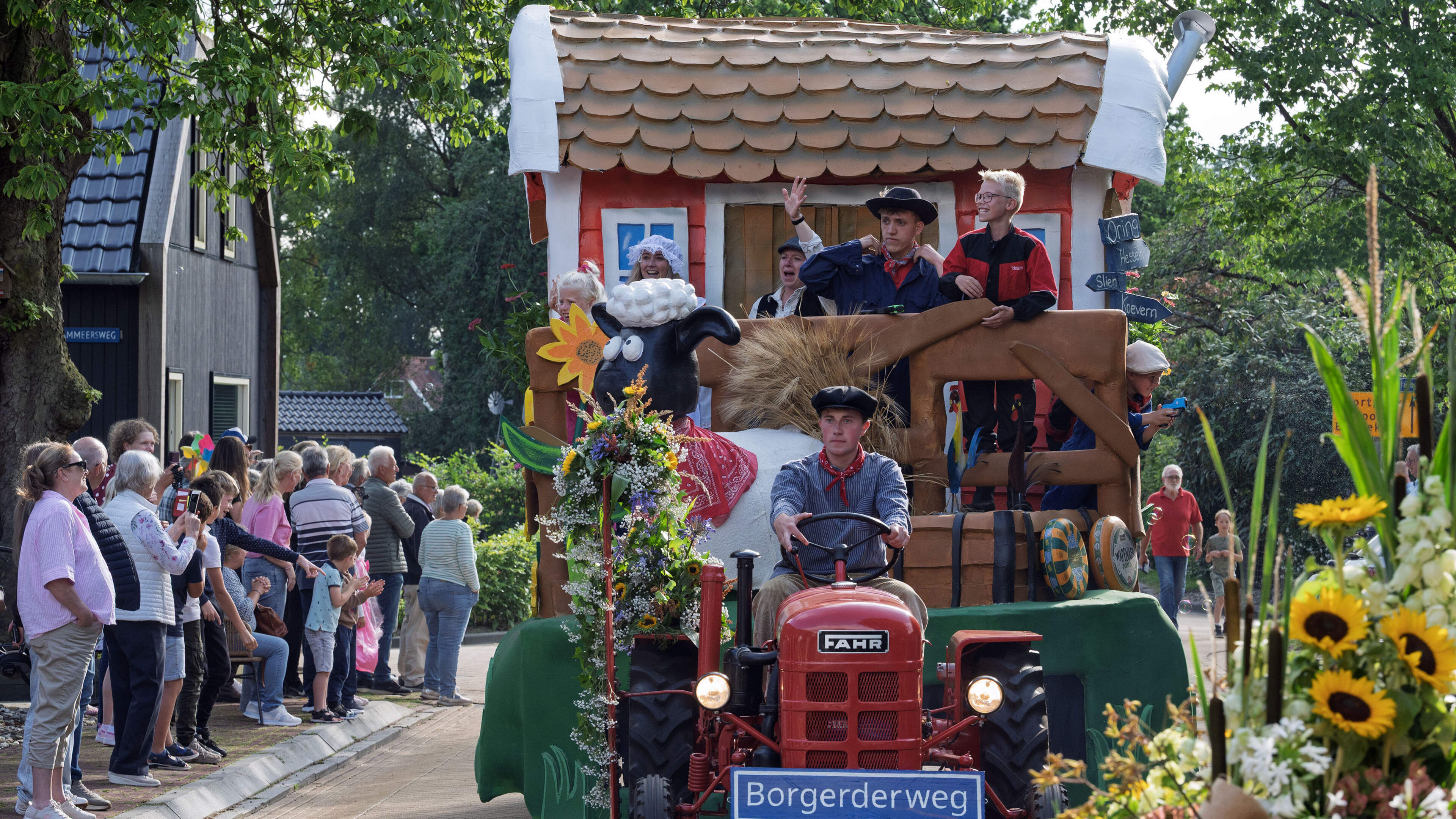 Zomerfeesten in Drenthe trappen af met praalwagenoptochten. Bekijk hier de foto’s