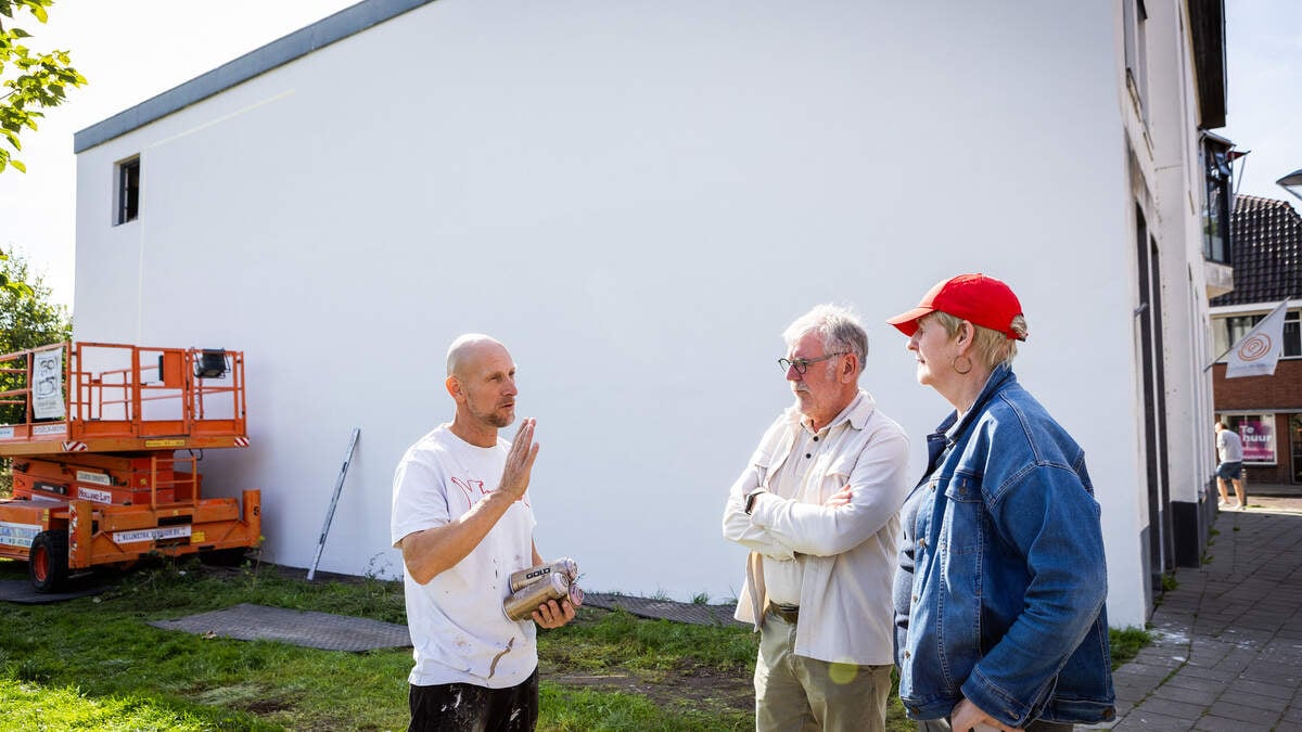 Marcus Debie (53) begint aan mural op oude Winschoter Courant: verpauperd gebied wordt culturele oase