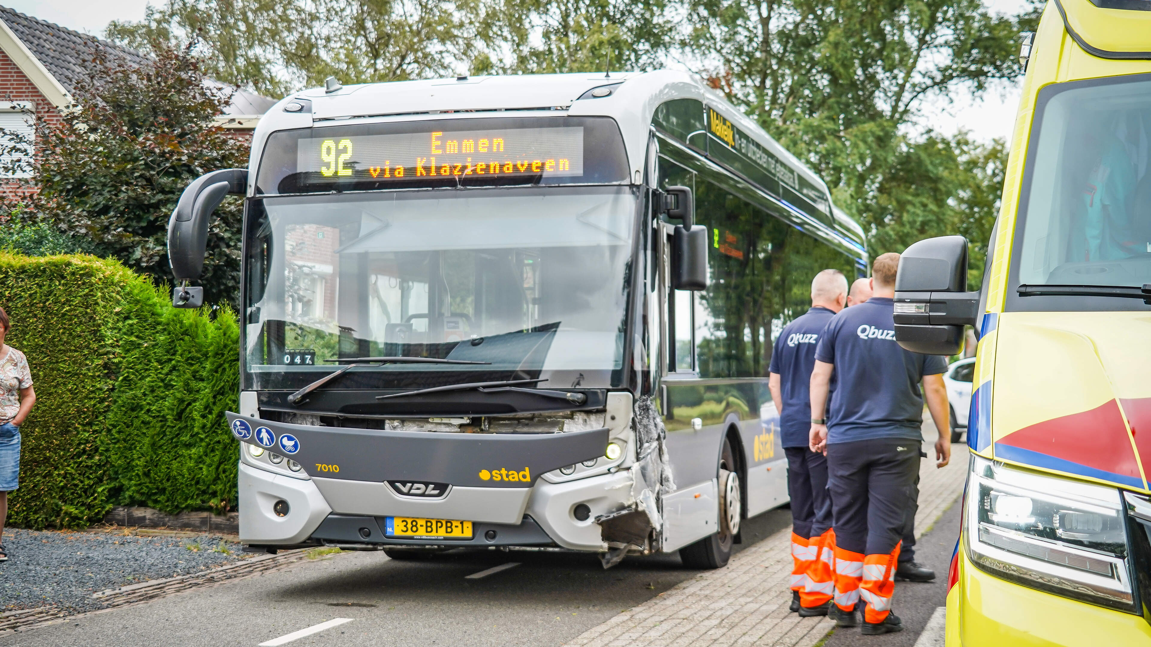 Persoon gewond bij steekincident in Emmen en buschauffeur naar ziekenhuis na botsing in Emmer-Compas