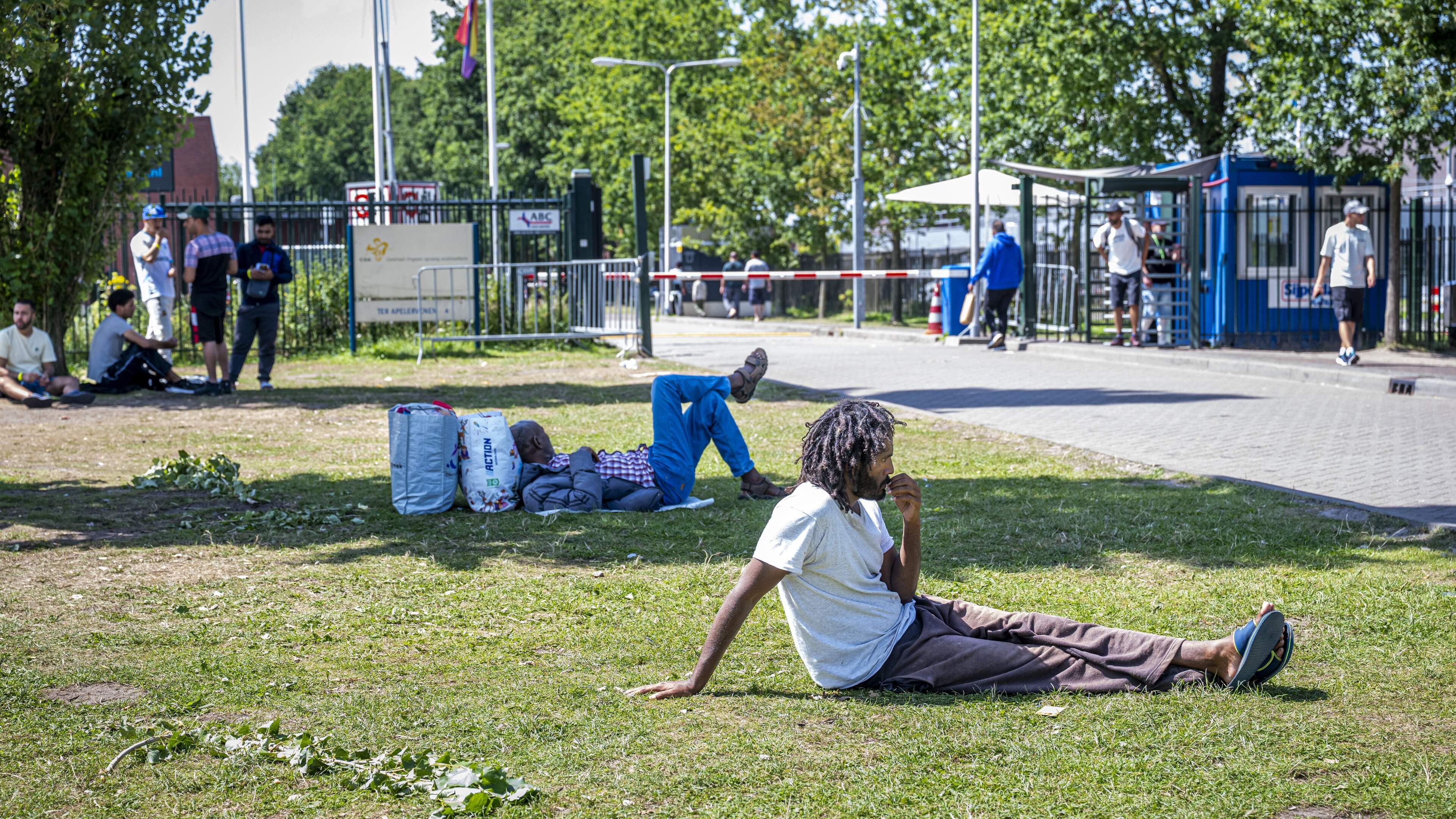 ’Opeens’ hoeft niemand meer buiten te slapen in opvang Ter Apel. ’De sfeer is hier een stuk relaxter