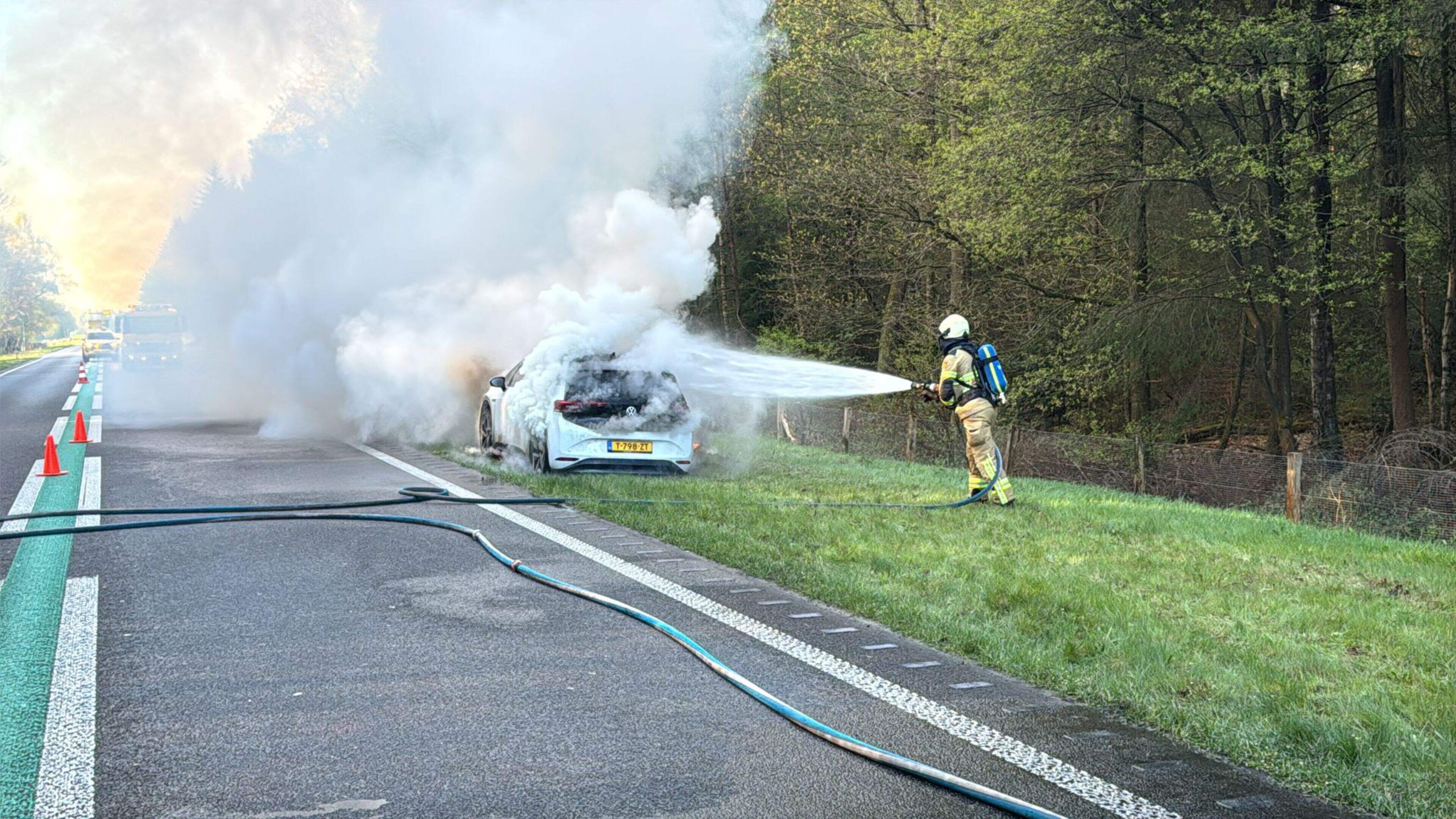 N34 tussen Gasselte en Borger hele ochtend dicht na brand elektrische auto. Weg om 13.00 uur weer op