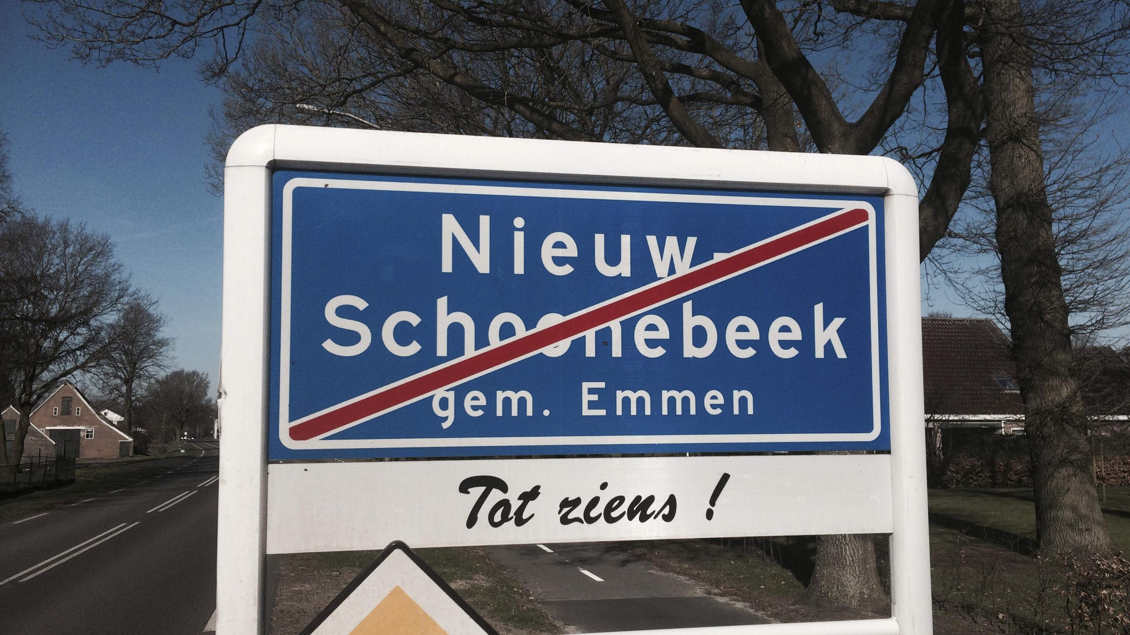 Tweetalige plaatsnaamborden in Emmen. ‘Nei-Weerding? Dat zegt dus helemaal niemand hier in het dorp