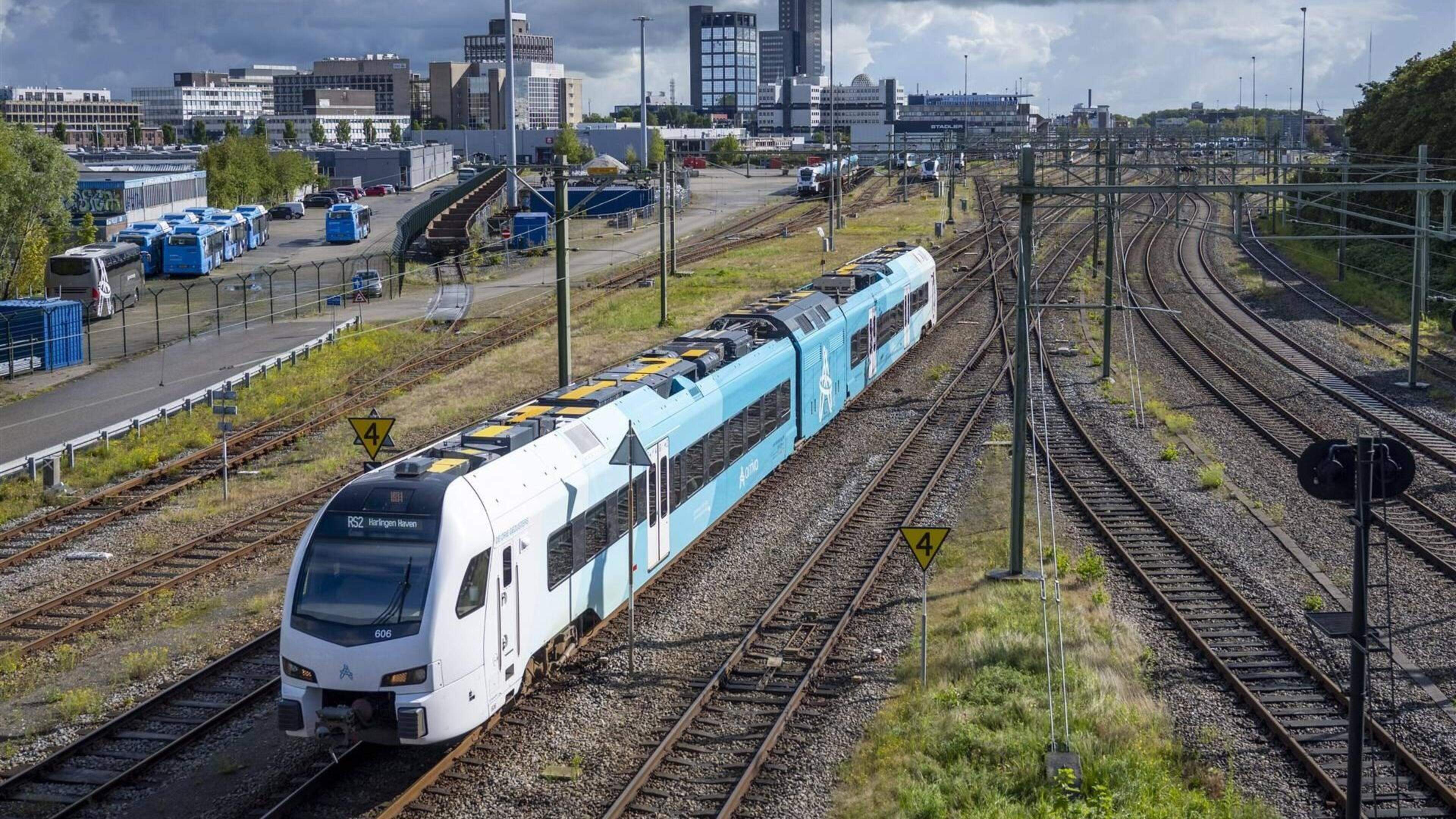 Arriva: geen uitval verwacht op regionale lijnen in Friesland & dierenambulance vangt ontsnapte pelikaan in Westergeest