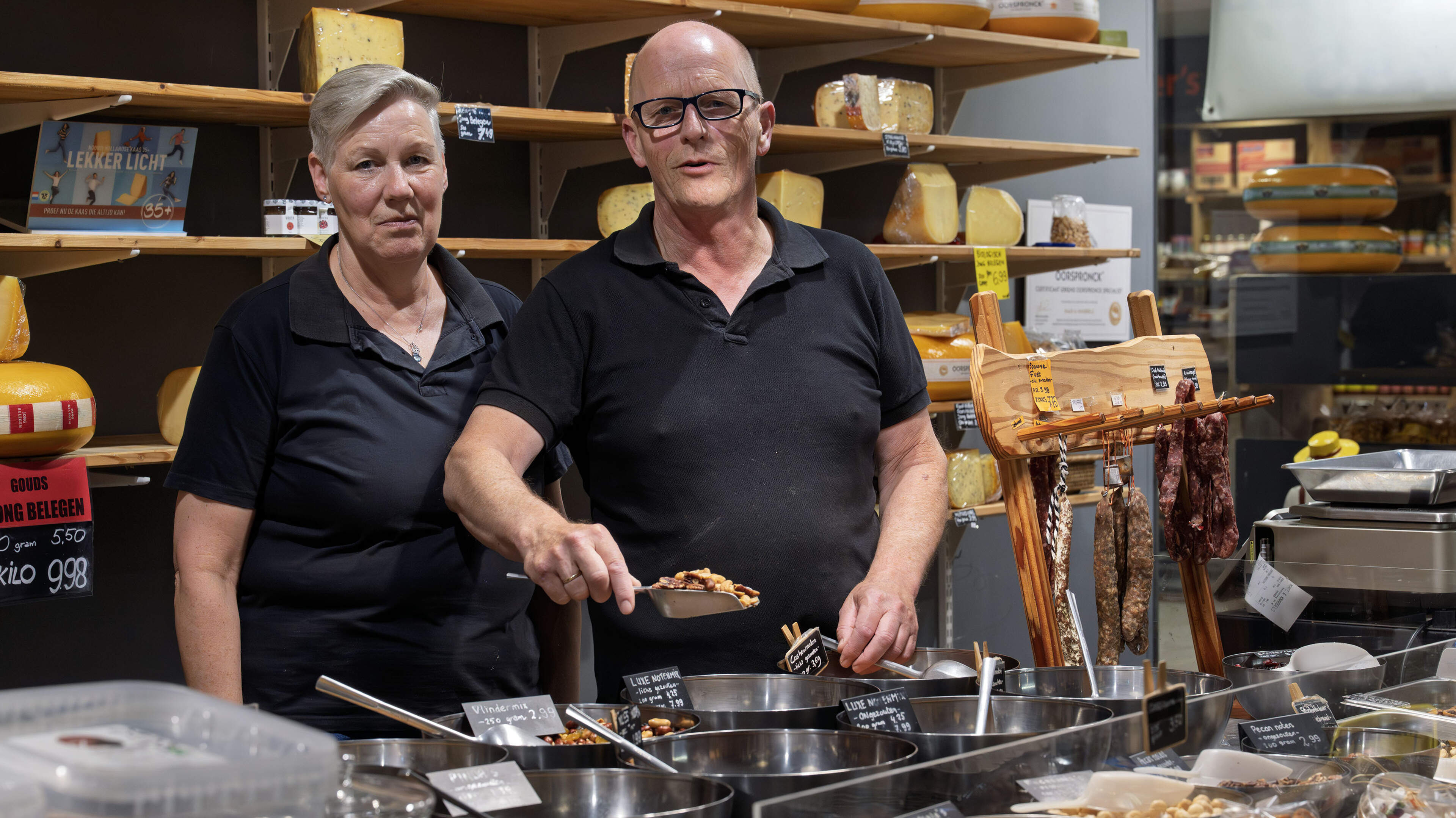 Kaas en Knabbels in Angelslo in Emmen stopt. Henk (63) en Anneke (65). ’Zo af en toe is het wel even