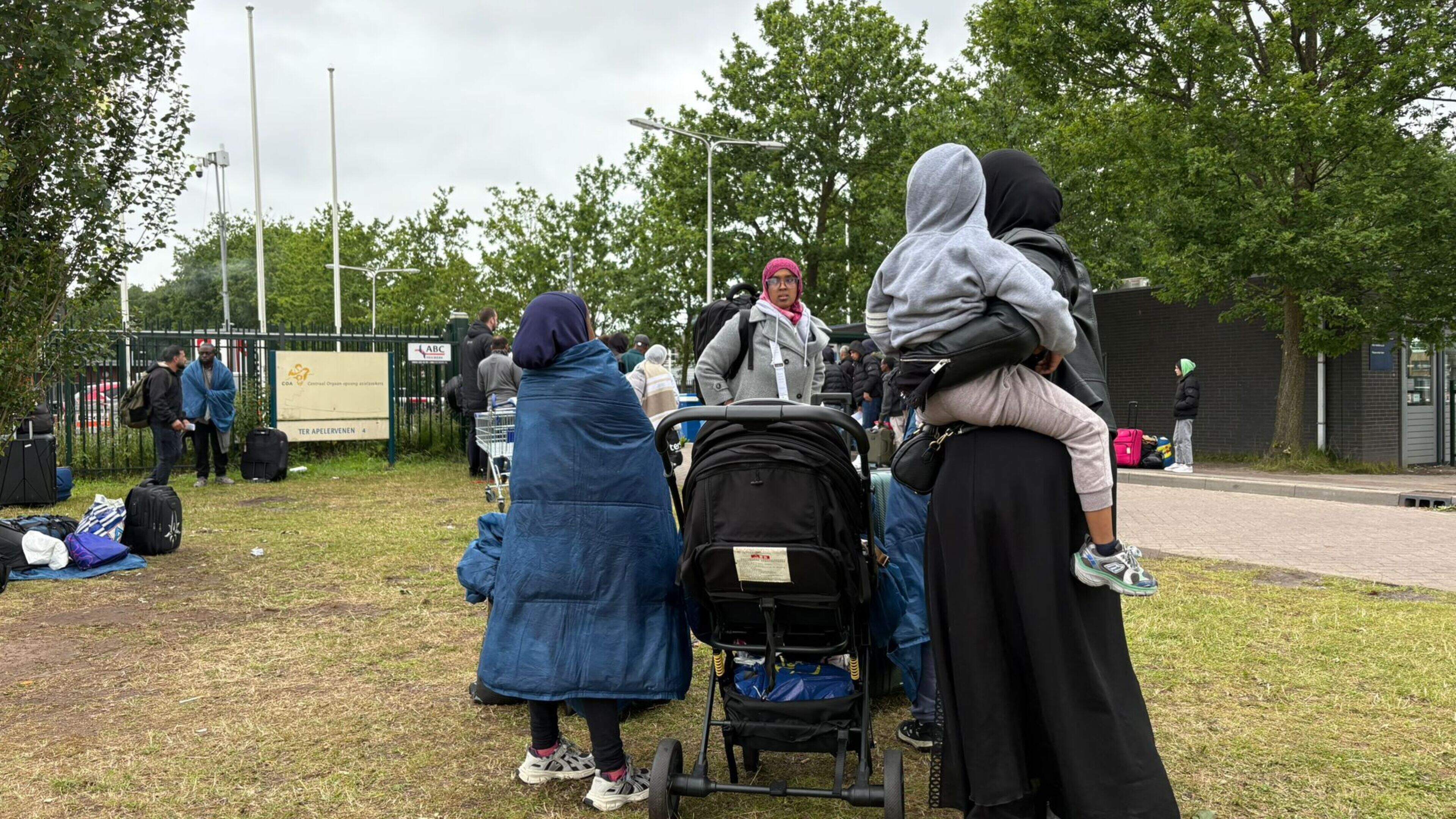 Ook vrouwen en kinderen moeten nu buiten wachten in Ter Apel, dat steeds meer op een tentenkamp lijk