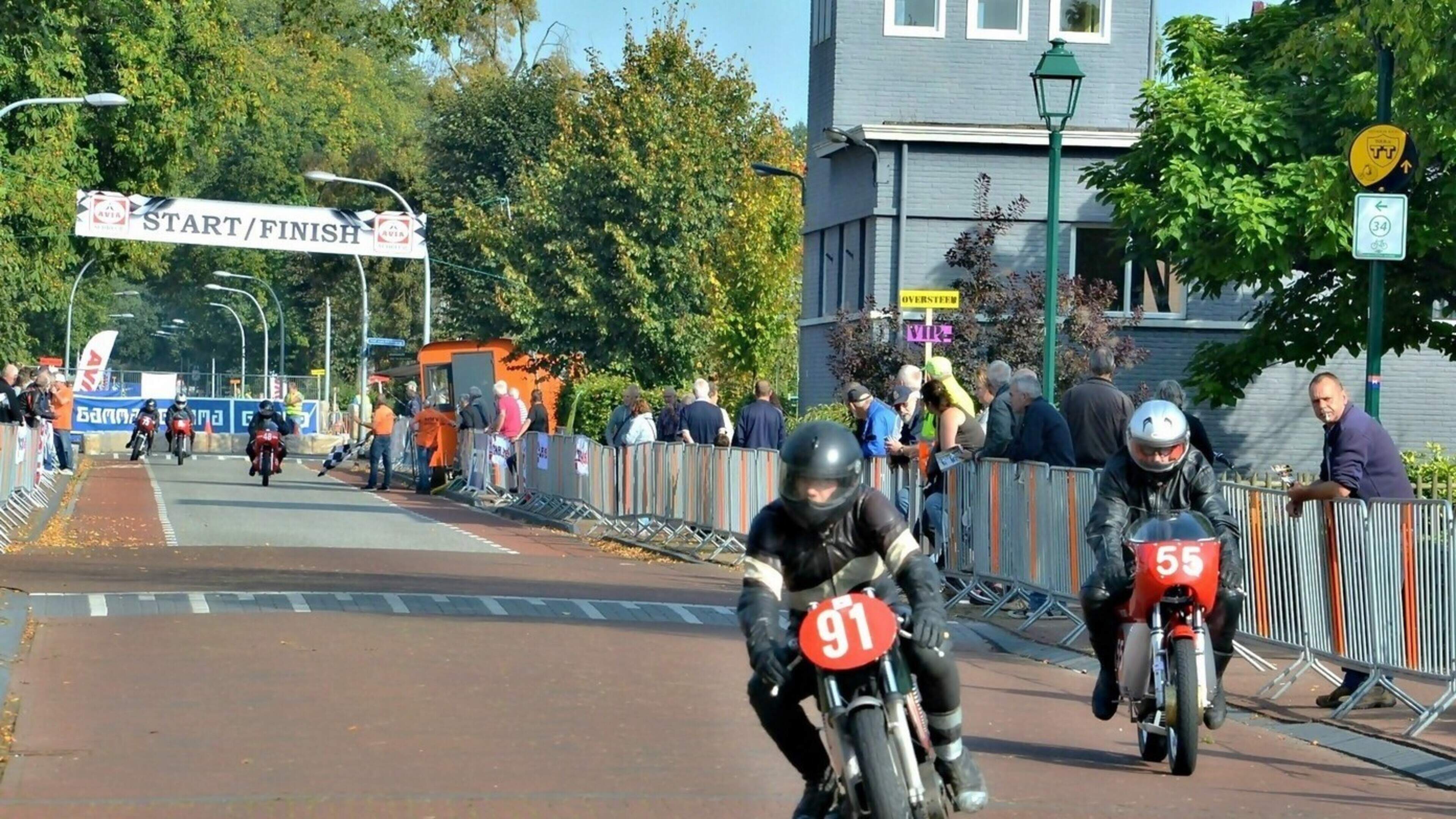 Hooghalen staat stil bij TT met monument, expositie en als klap op de vuurpijl een classic demorace