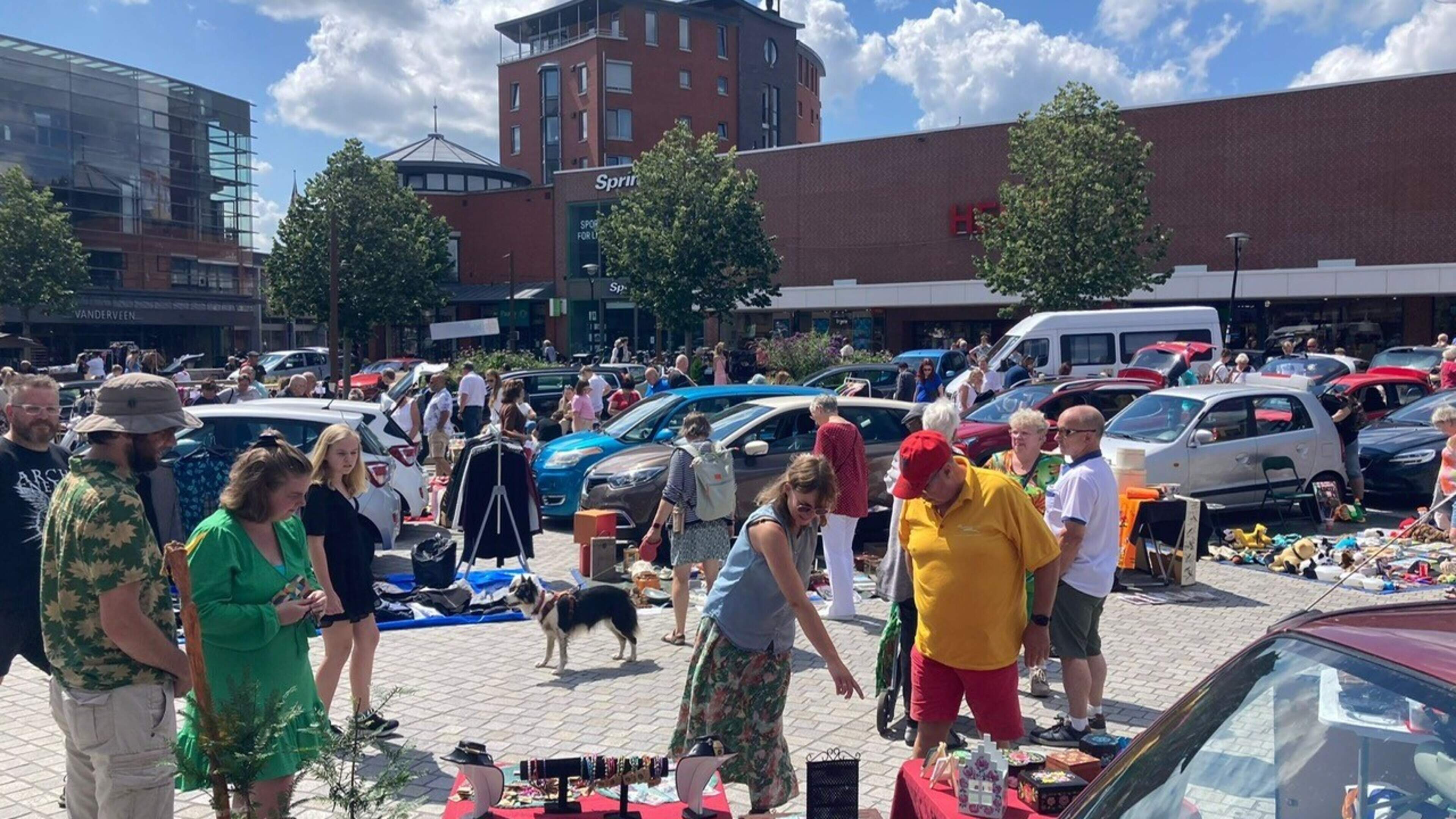 Zomerse kofferbakverkoop op het Koopmansplein in Assen
