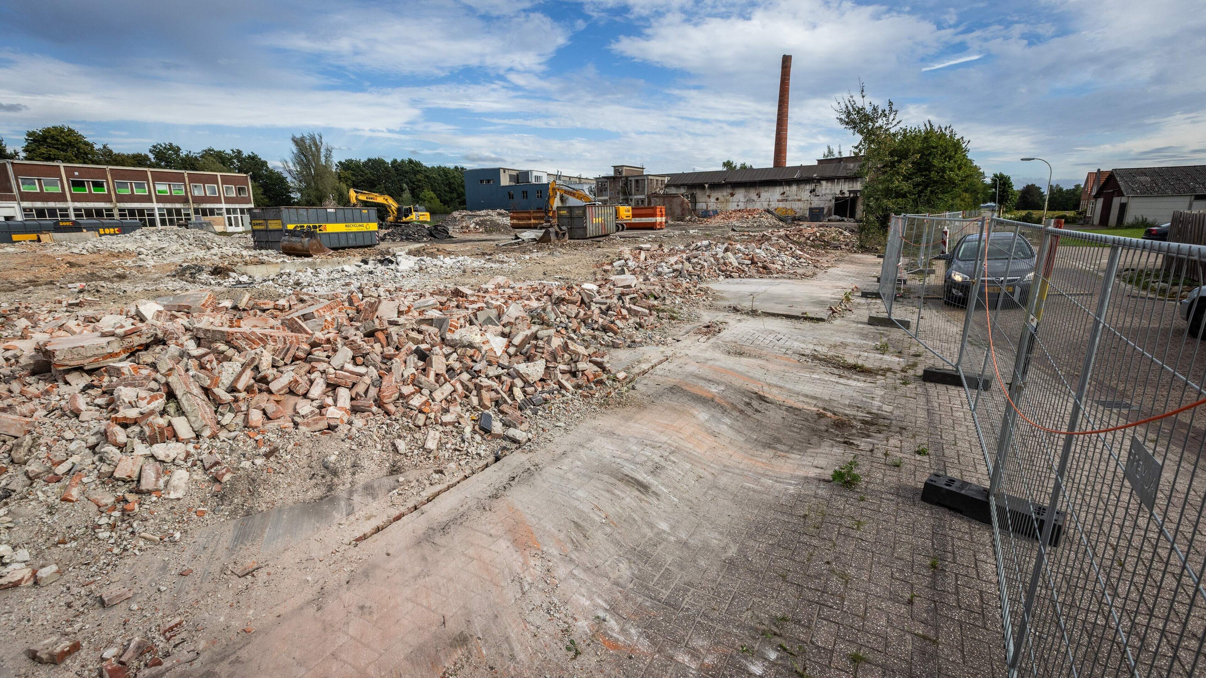 Plan voor woningbouw op Hempflax terrein in Oude Pekela. Blijft de schoorsteenpijp staan?