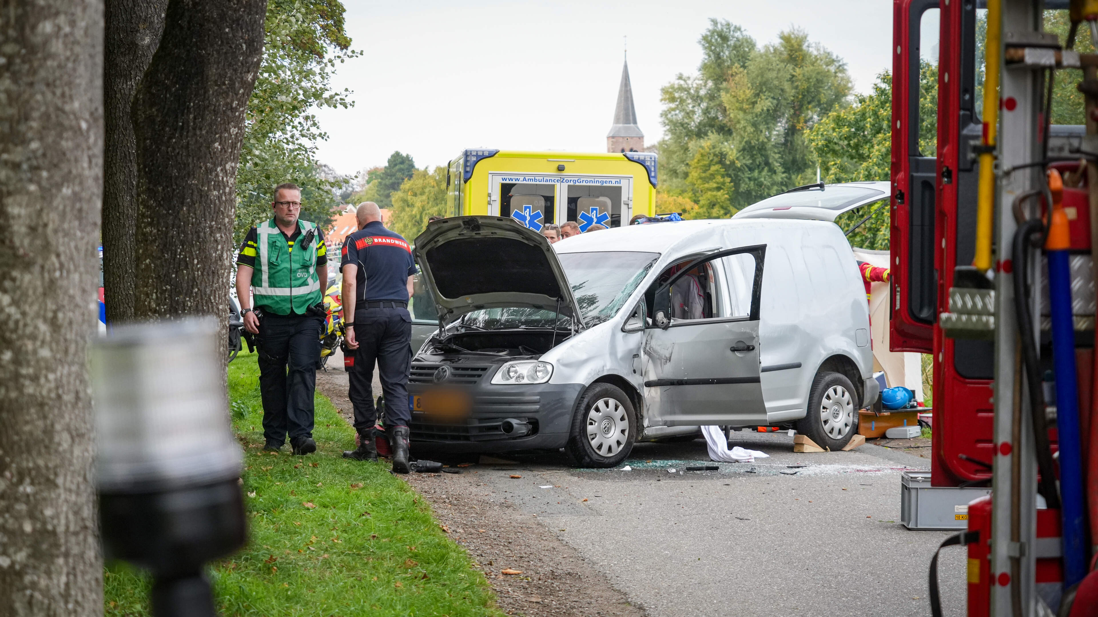 Automobilist raakt zwaargewond na botsing tegen boom in Warffum