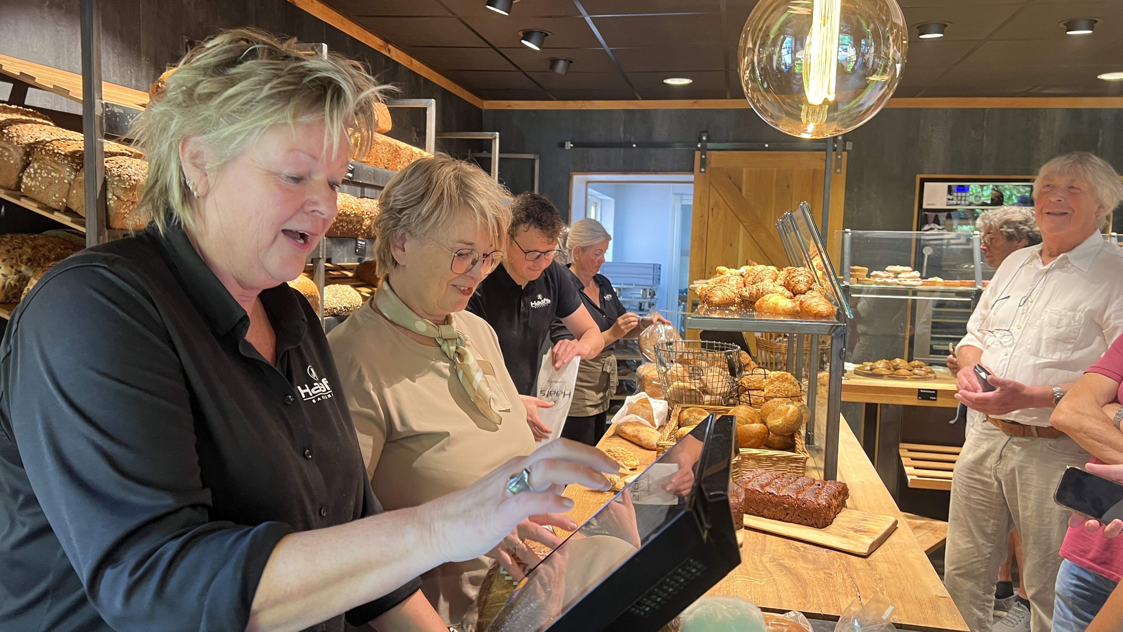 Waar moet Frans uit Winsum nu zijn makreel en brood halen? Personeelstekort nekt visboer en bakkerij