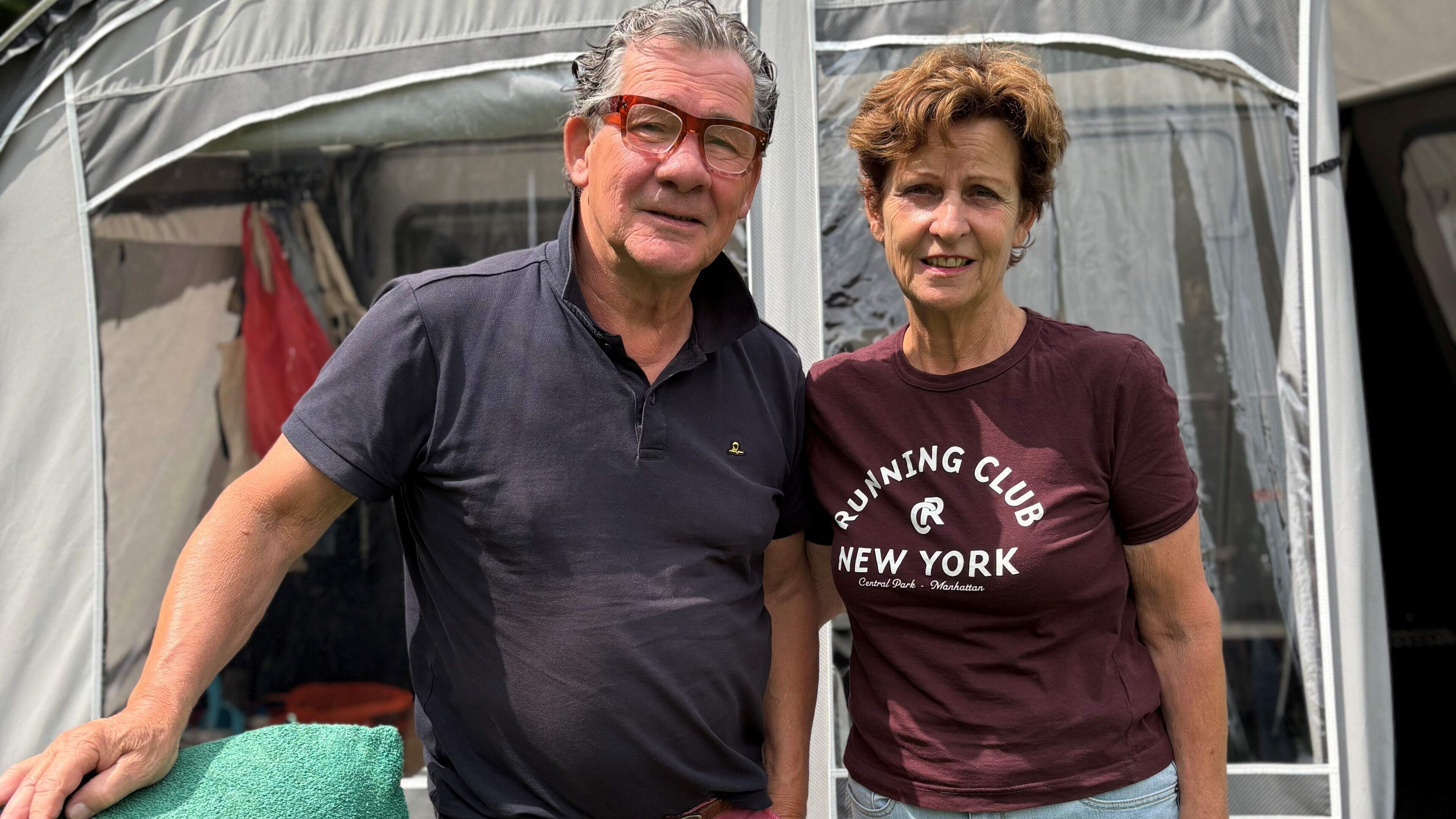 Lia (68) en Mario (70) zijn in Dwingeloo op de vlucht voor wind. ’Veel van mijn reizen heb ik nooit 