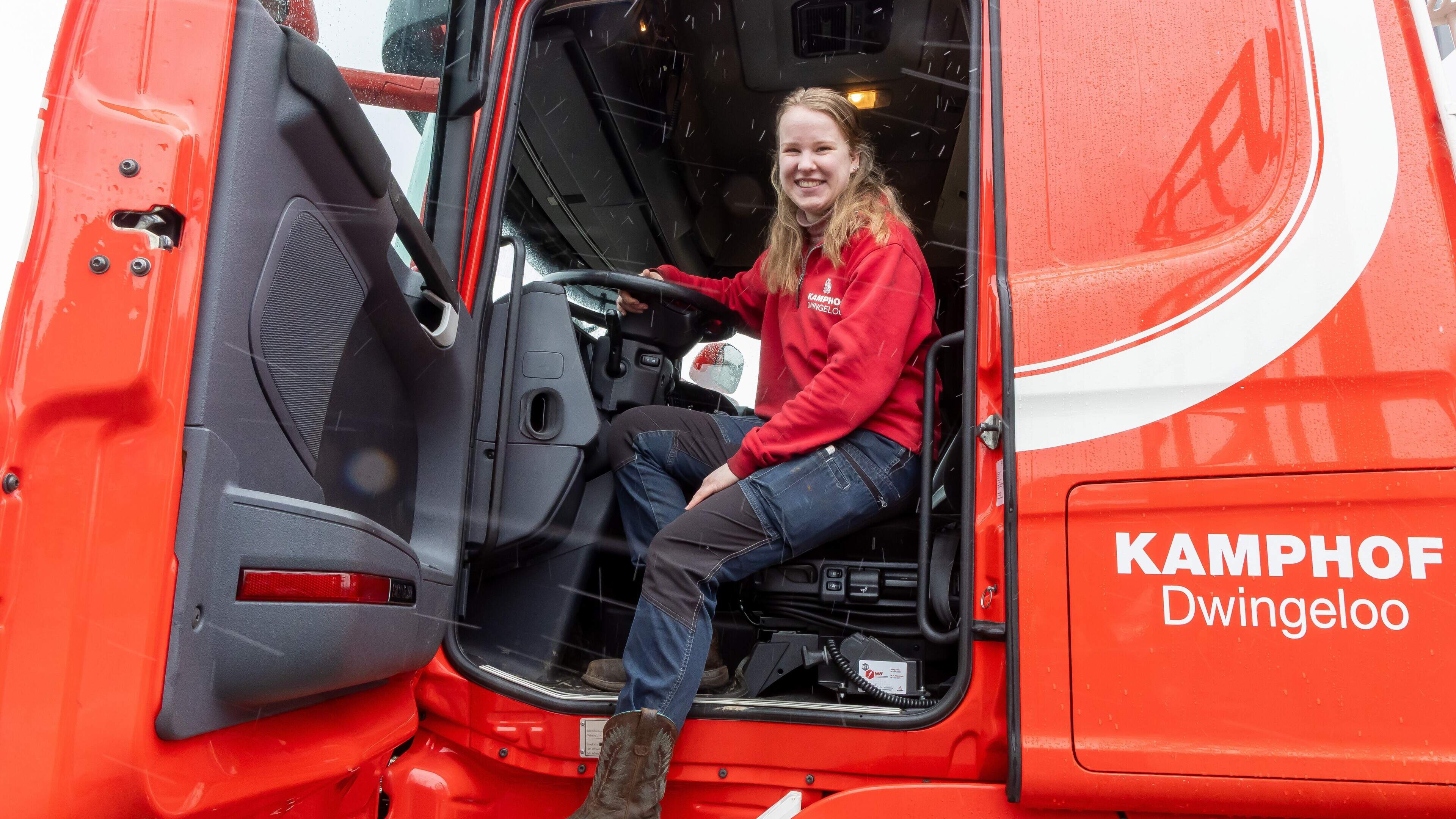 Gea (21) uit Dwingeloo te zien in tv-programma Meiden die Rijden. ‘Gaaf om met zo’n gevaarte te rijd