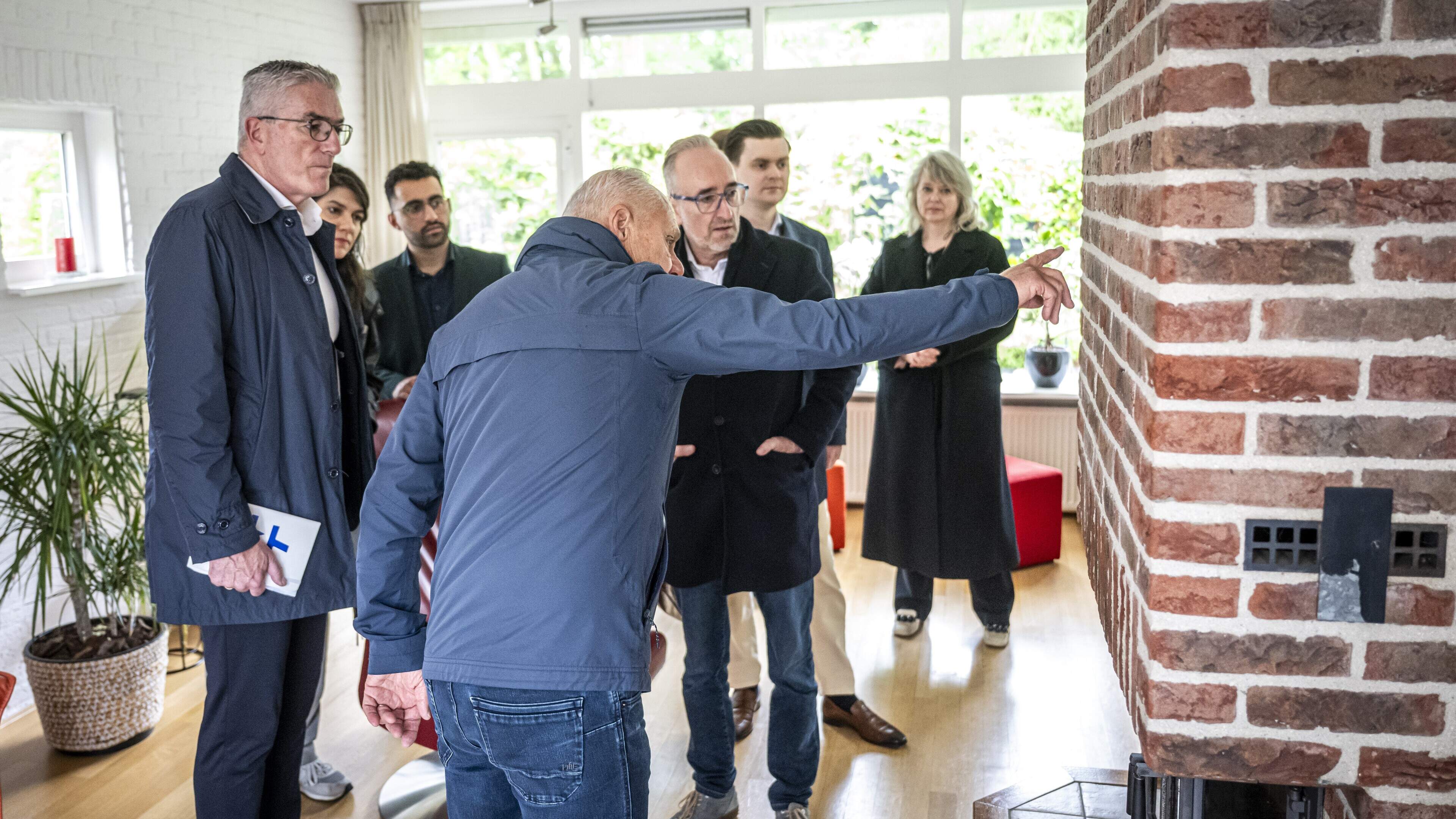 Bewoners, burgemeesters en commissaris praten in op Haagse politici. ‘Mensen willen dat er een aanne
