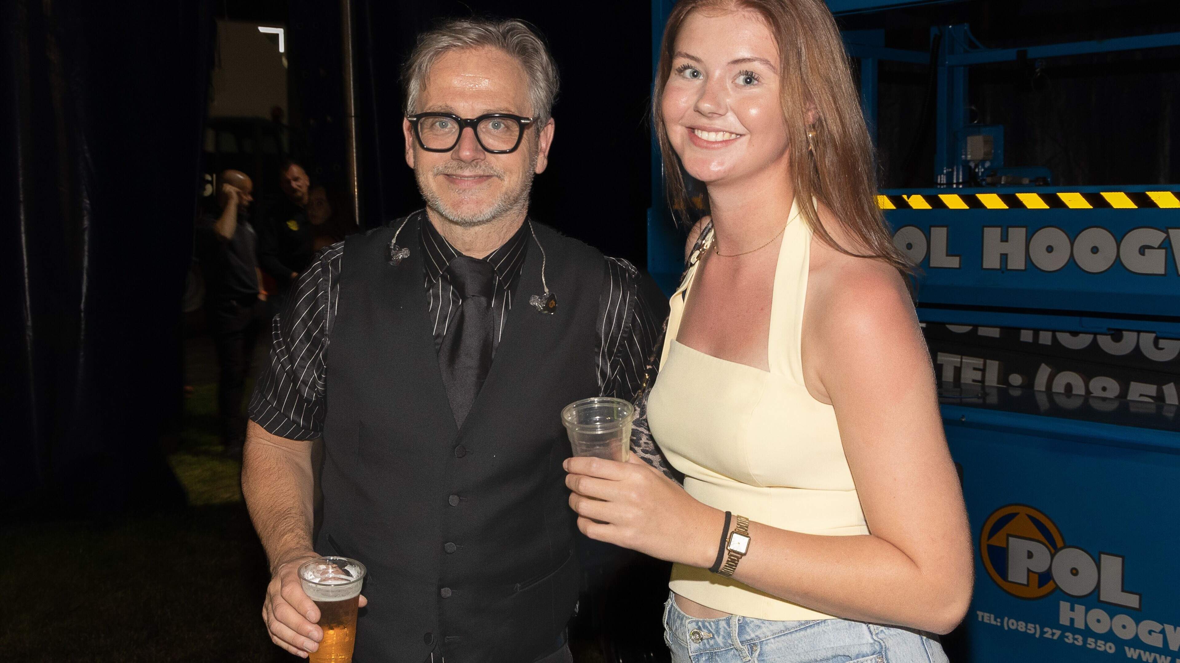 Anna (19) uit Rolde scoort selfie met Guus Meeuwis op Muziekweekend Pesse. ‘Met hem is het altijd fe