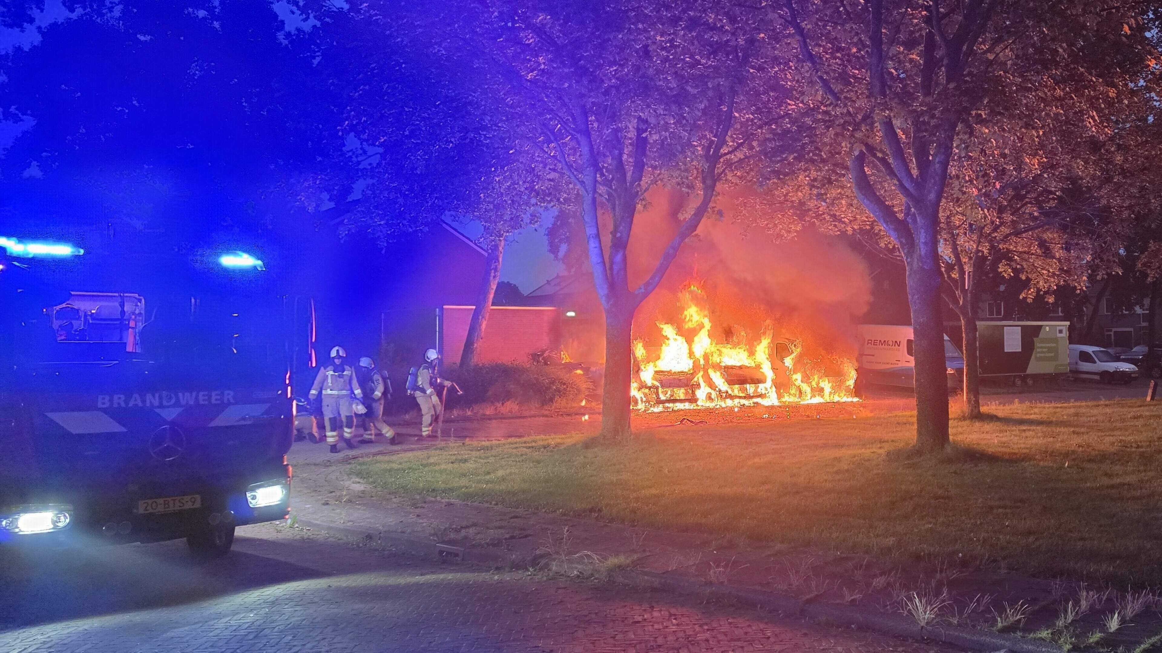 LIVE | Drie voertuigen door brand verwoest in Assen