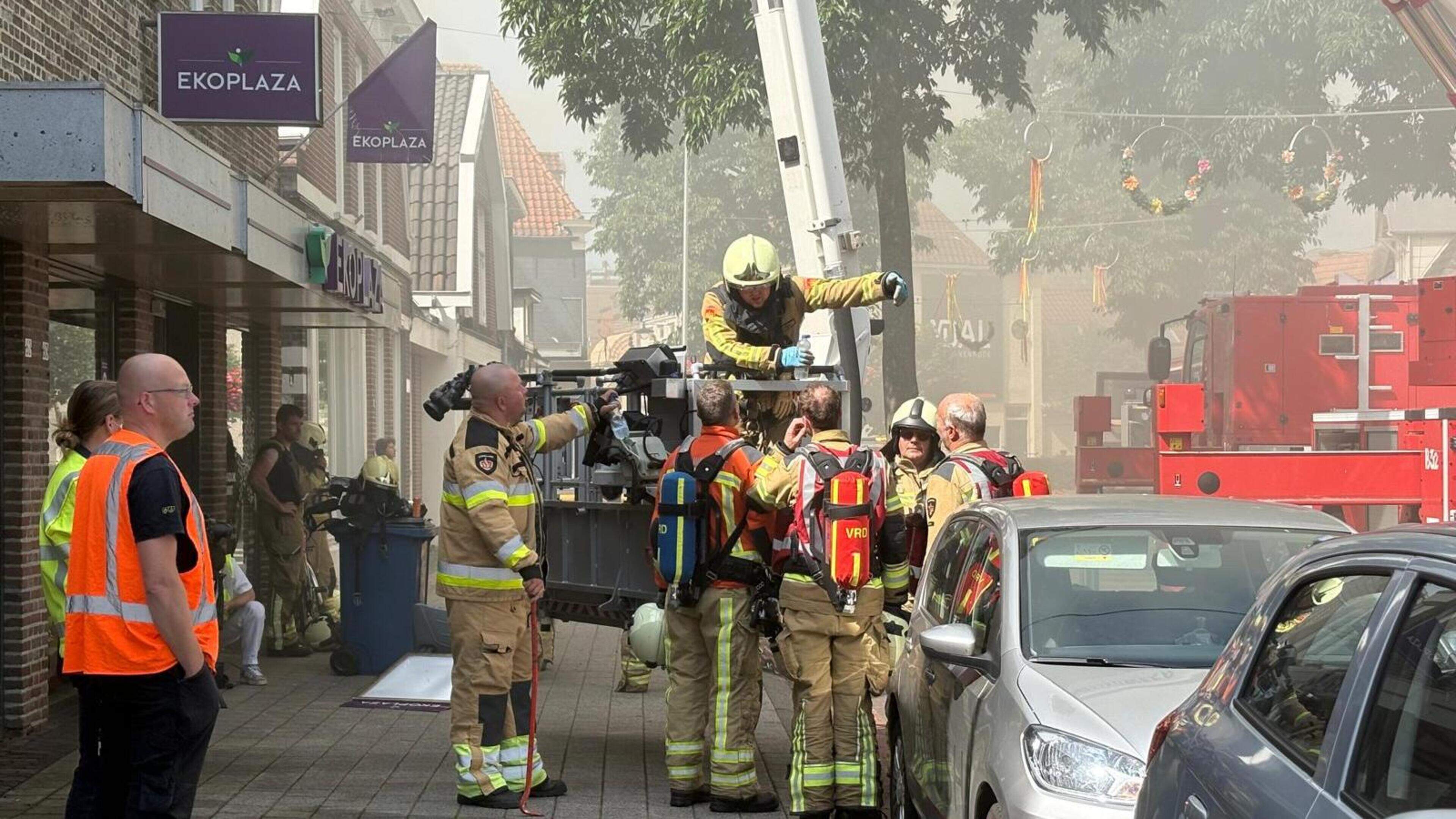 Hardwerkende brandweerlieden prijzen hulp van Meppelers tijdens de grote brand bij slagerij. ’Zulke 