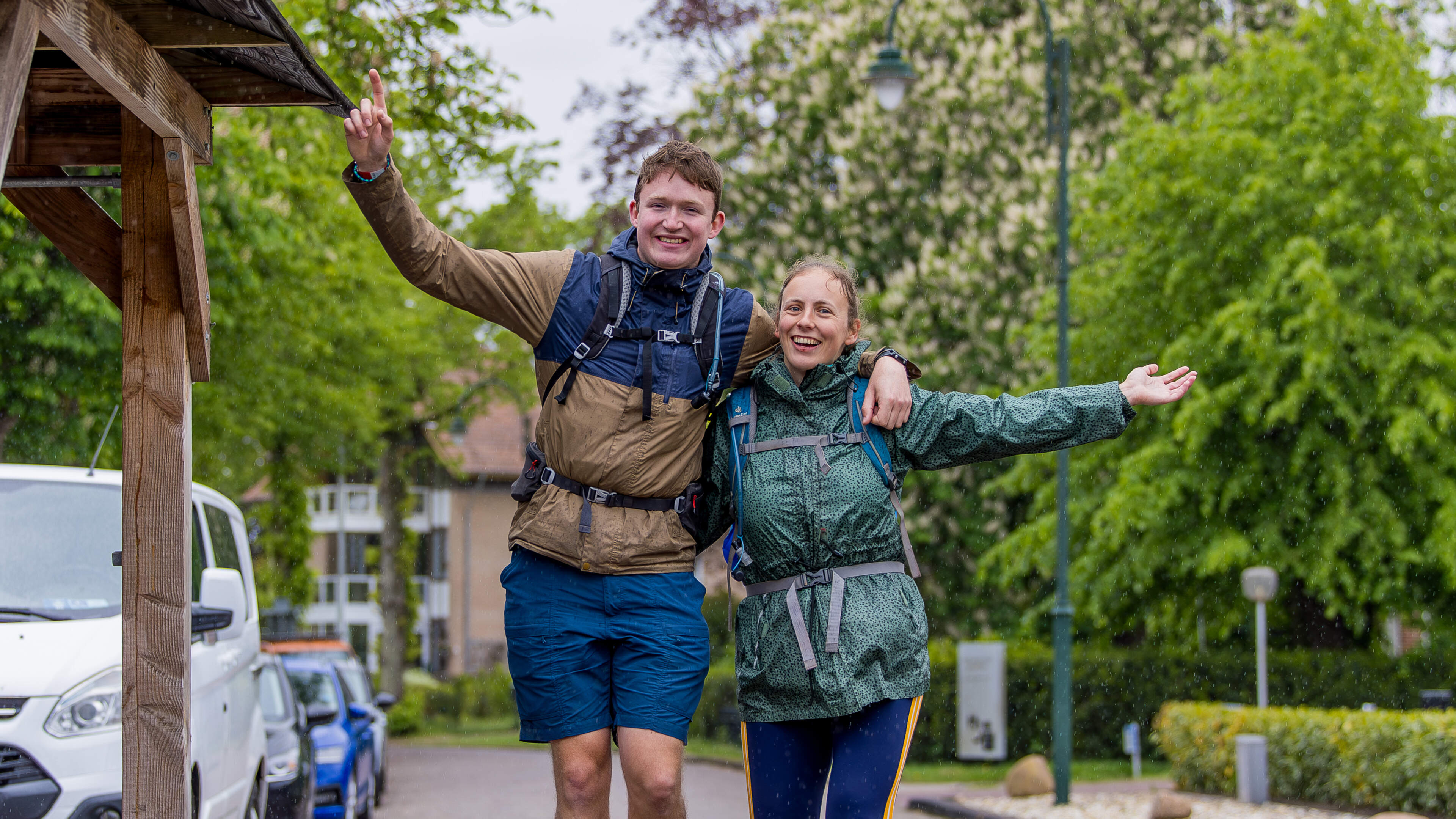 Wandelaars genieten van natuur tijdens wandelvierdaagse in Exloo. ‘Bij stempelpost even biertje geno
