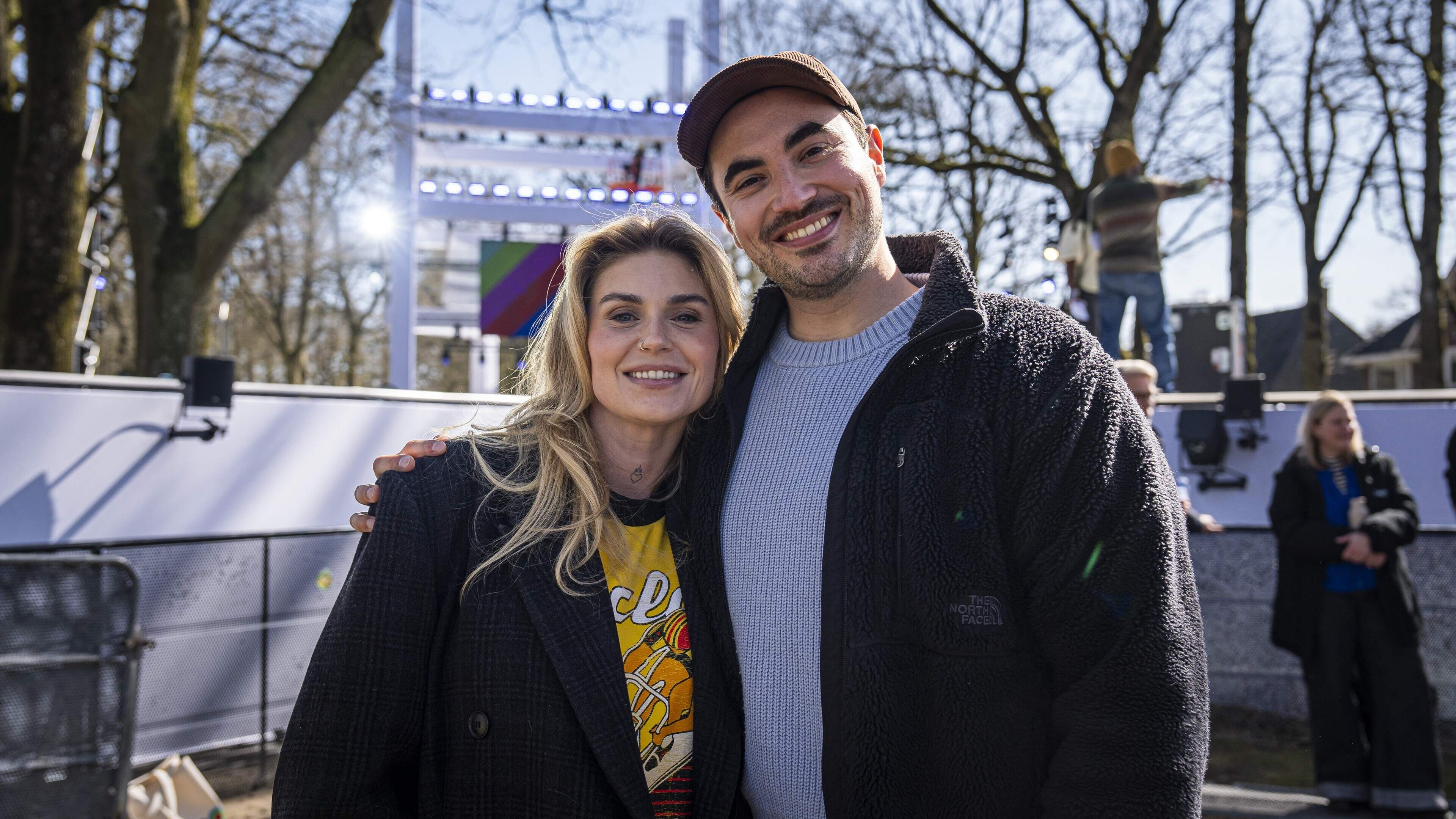 Roxeanne Hazes (Maria) en Milan van Waardenburg (Jezus) oefenen hun duet in Dwingeloo. 'Ik denk dat 