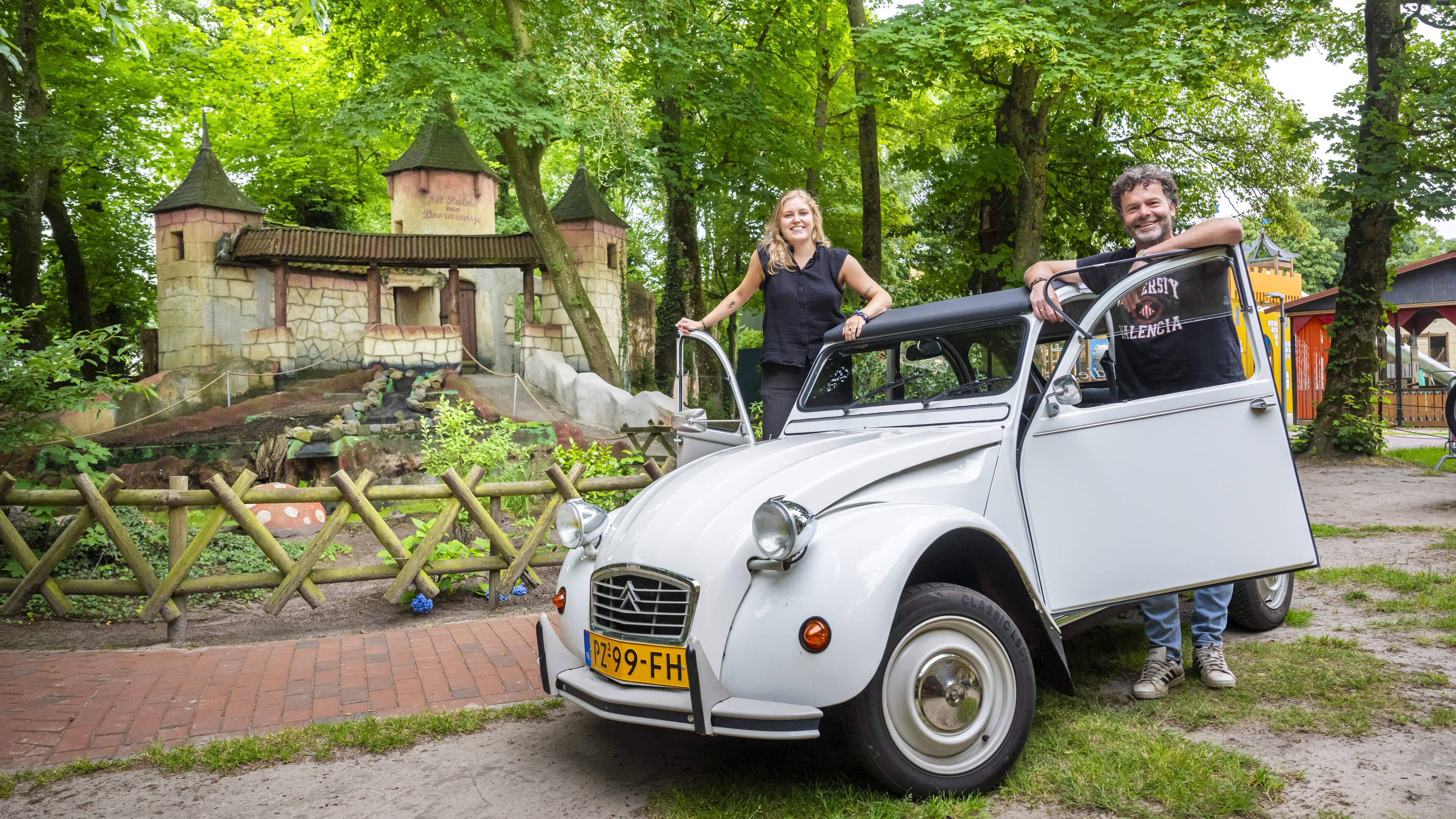 DVHN-verslaggevers Jan Willem en Rosalie parkeren de Eend in Sprookjeshof Zuidlaren, maar komen er n