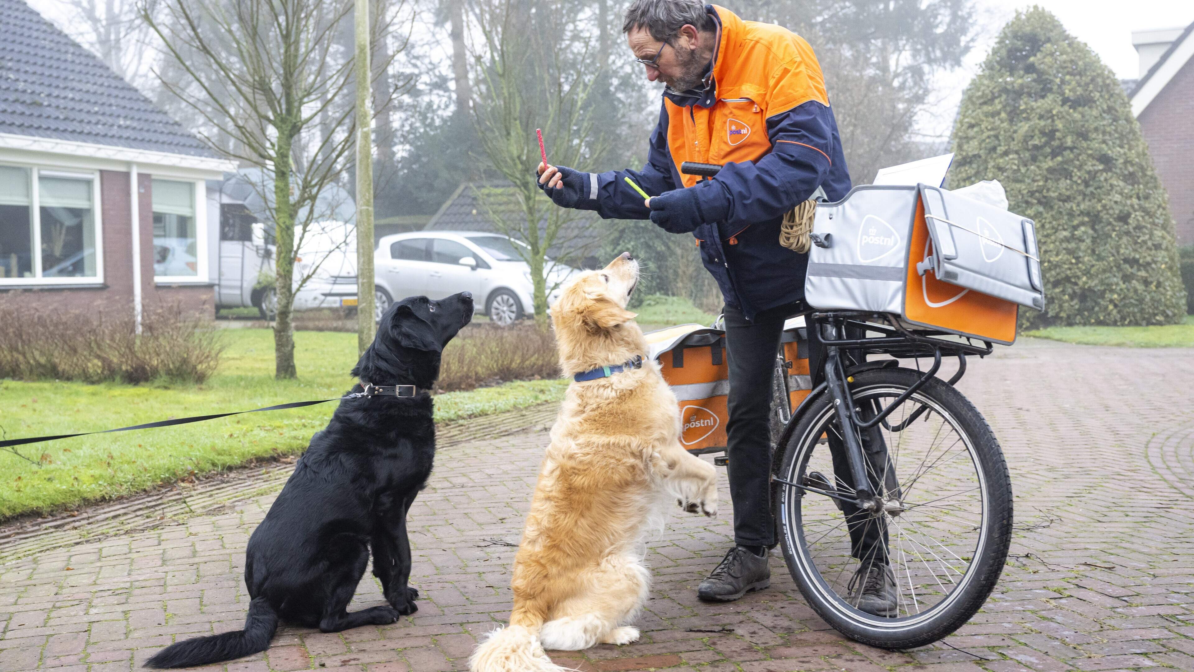 Simen (68) moet van PostNL stoppen in Grolloo, maar daar legt het dorp zich niet bij neer. ‘Hij is ó