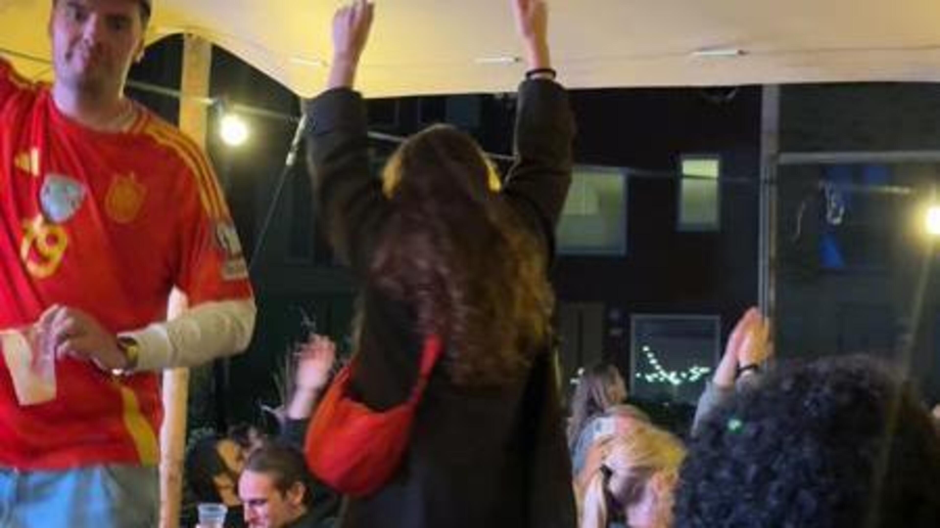 Spaanse fans dansen op tafel bij DOT in Groningen