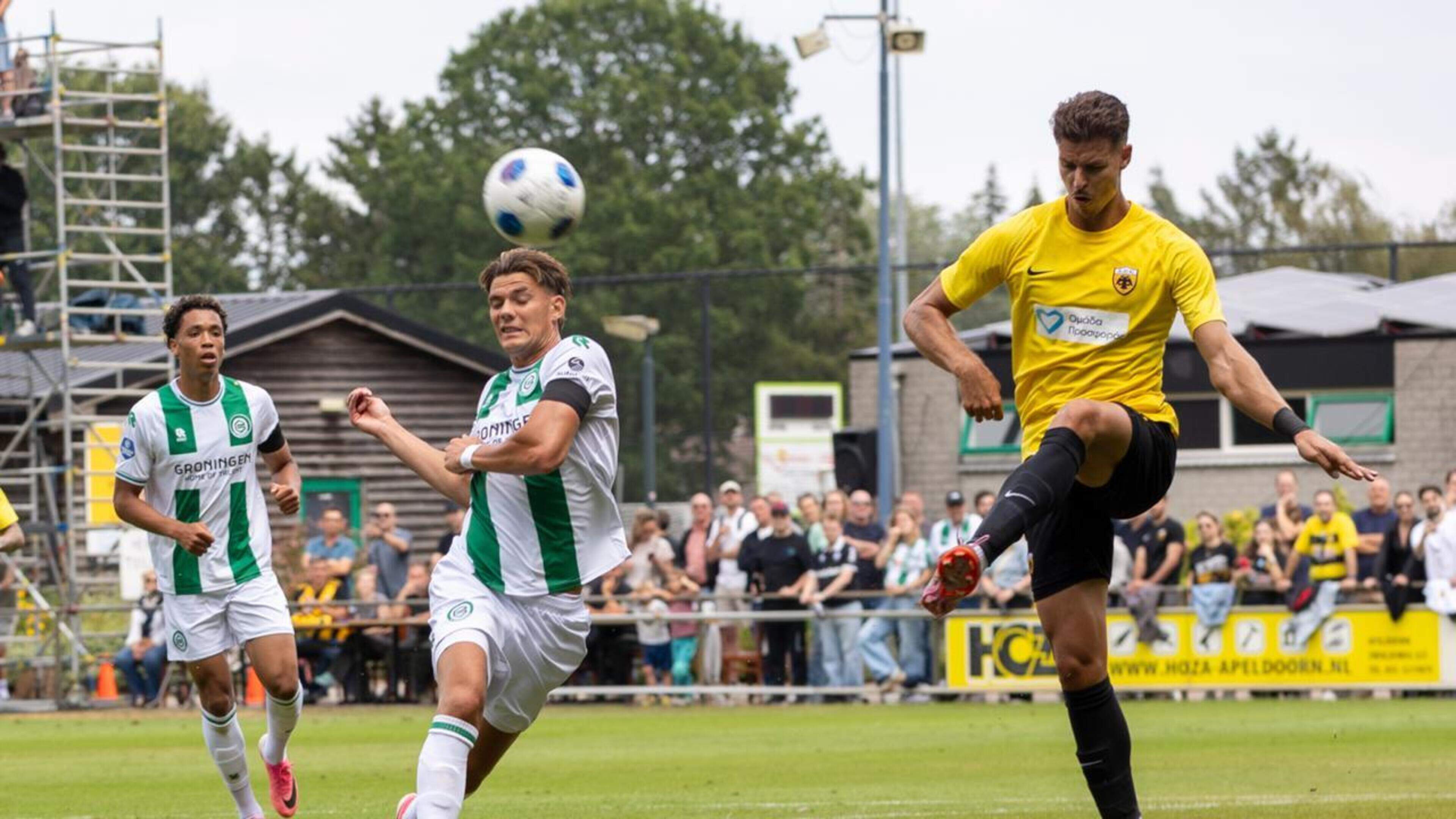 FC Groningen tegen AEK Athene: oefenwedstrijd met rode kaart