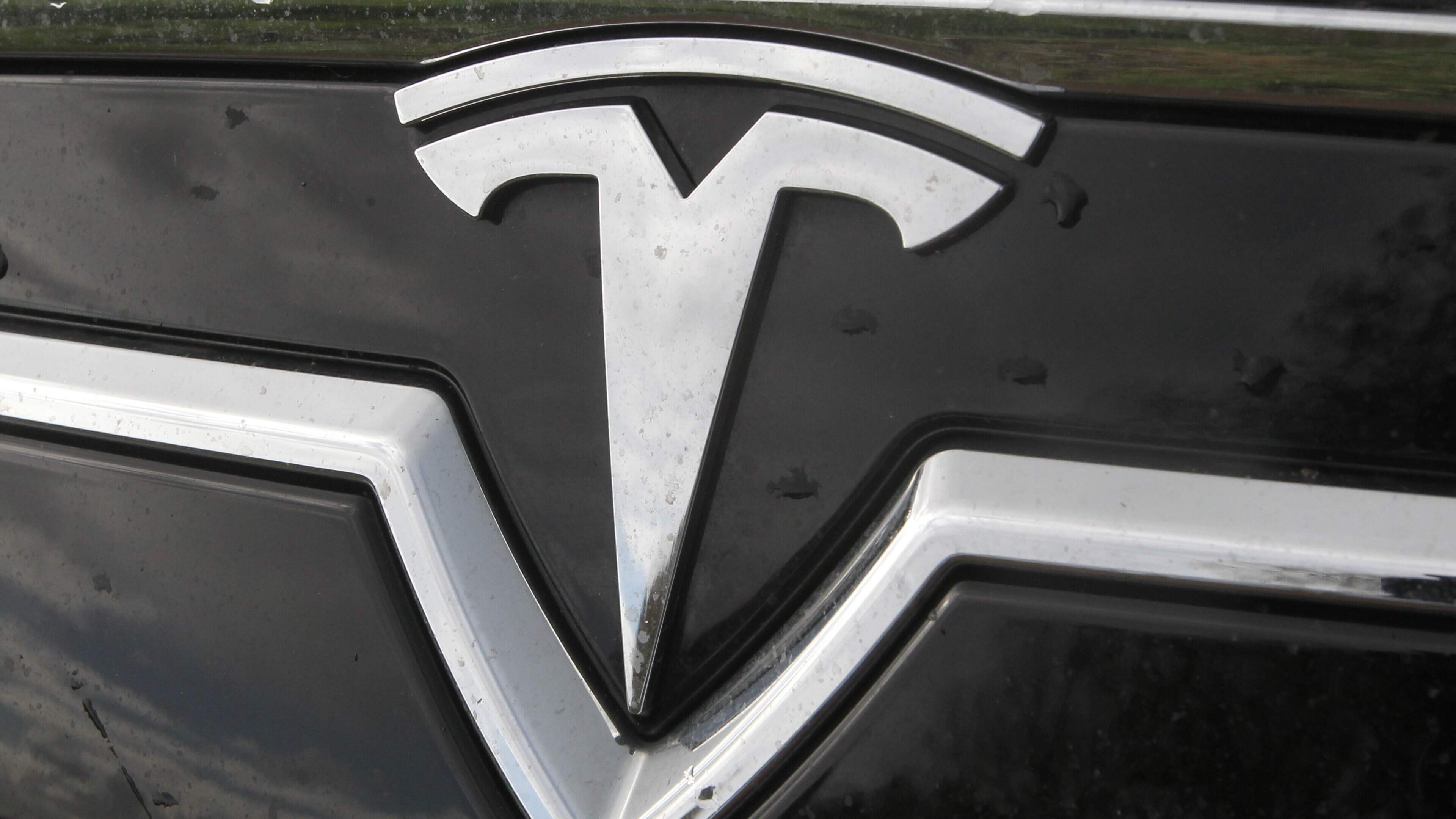 Man (34) uit Delfzijl crasht Tesla met 162 kilometer tegen lantaarnpaal na 6 halve liters. ‘Heb veel