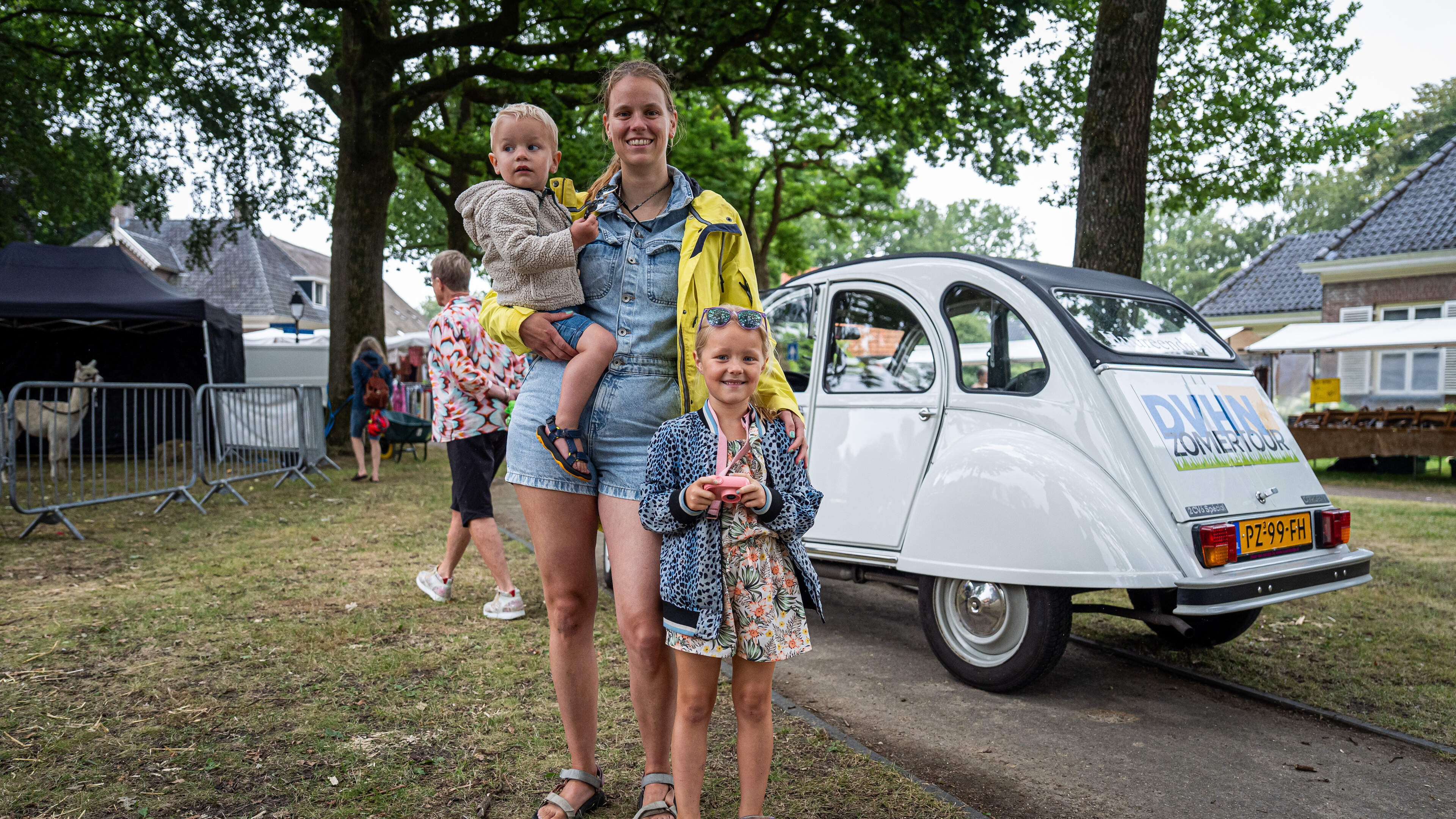 Maike (32) uit Meppel is met haar gezin op vakantie in de buurt. ’Even een markt bezoeken, dat doen 