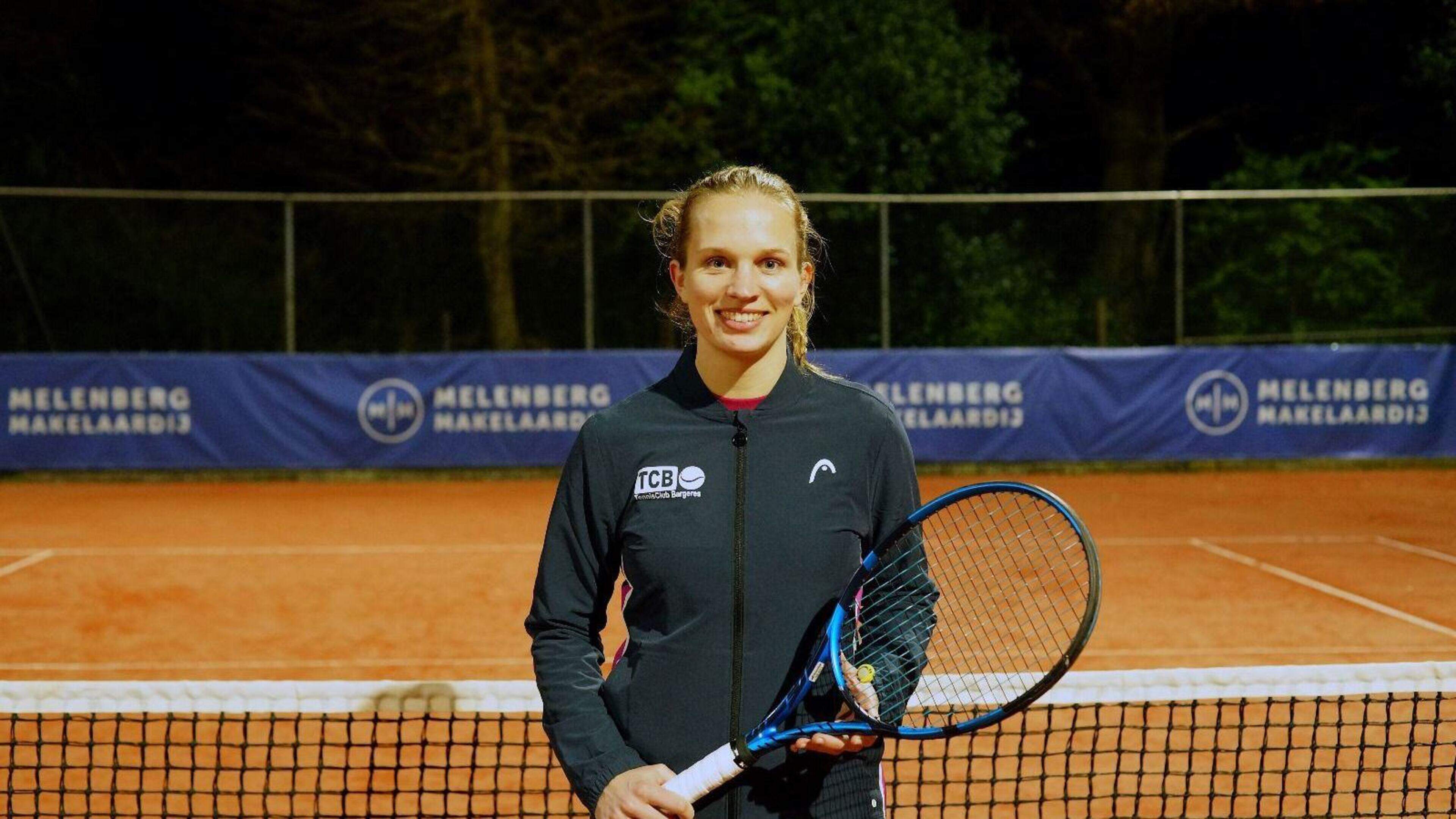 Tennisster Celine (27) van RC Bargeres uit Emmen is blij met versterkingen. ‘De volgende stap is een
