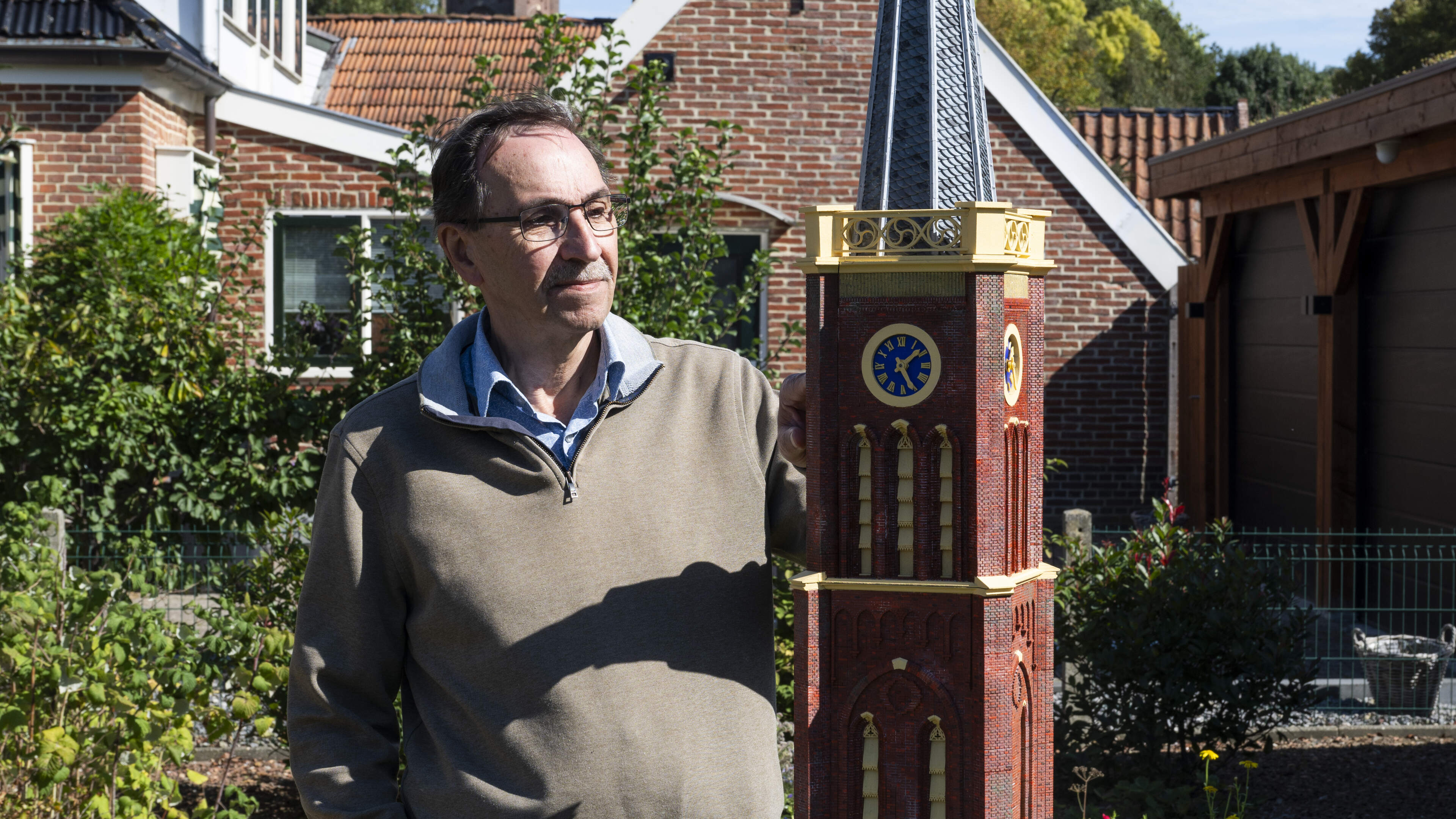 André (74) maakt een miniversie van de kerktoren van Usquert. ’Mensen zijn onder de indruk’