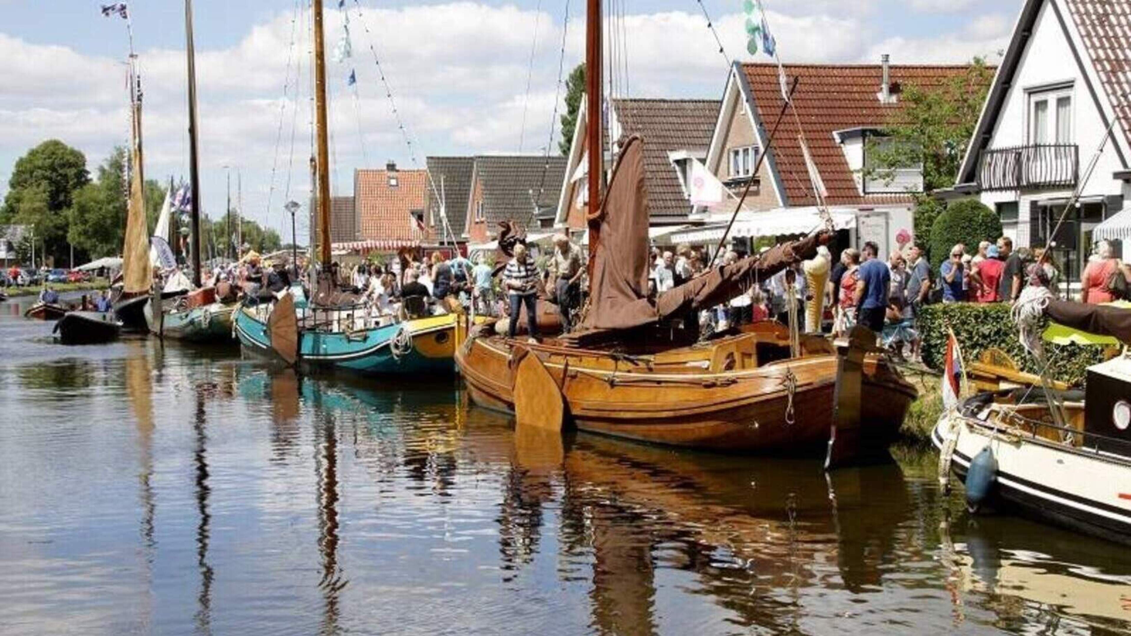 Historische schepen meren aan in Smilde. Pronkstukken van weleer zijn uitgebreid te bewonderen