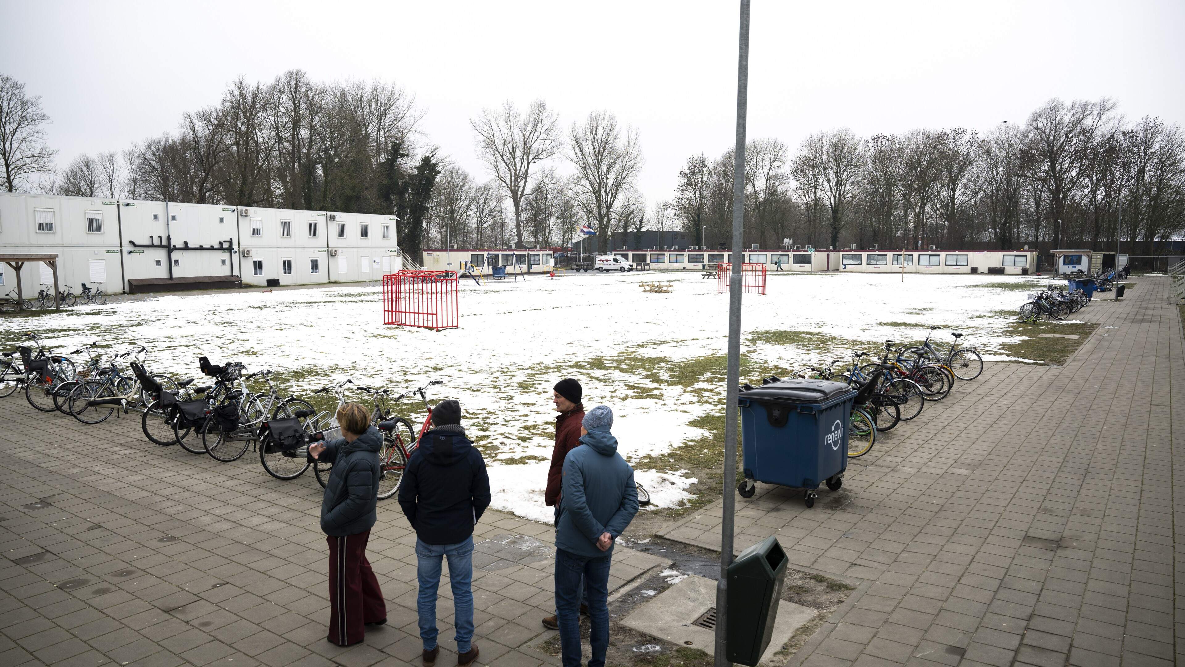 Zo leeft Ilias (42) met vrouw en zoontje in uitgewoonde container. ‘Winsum? Mooiste dorp van Nederla