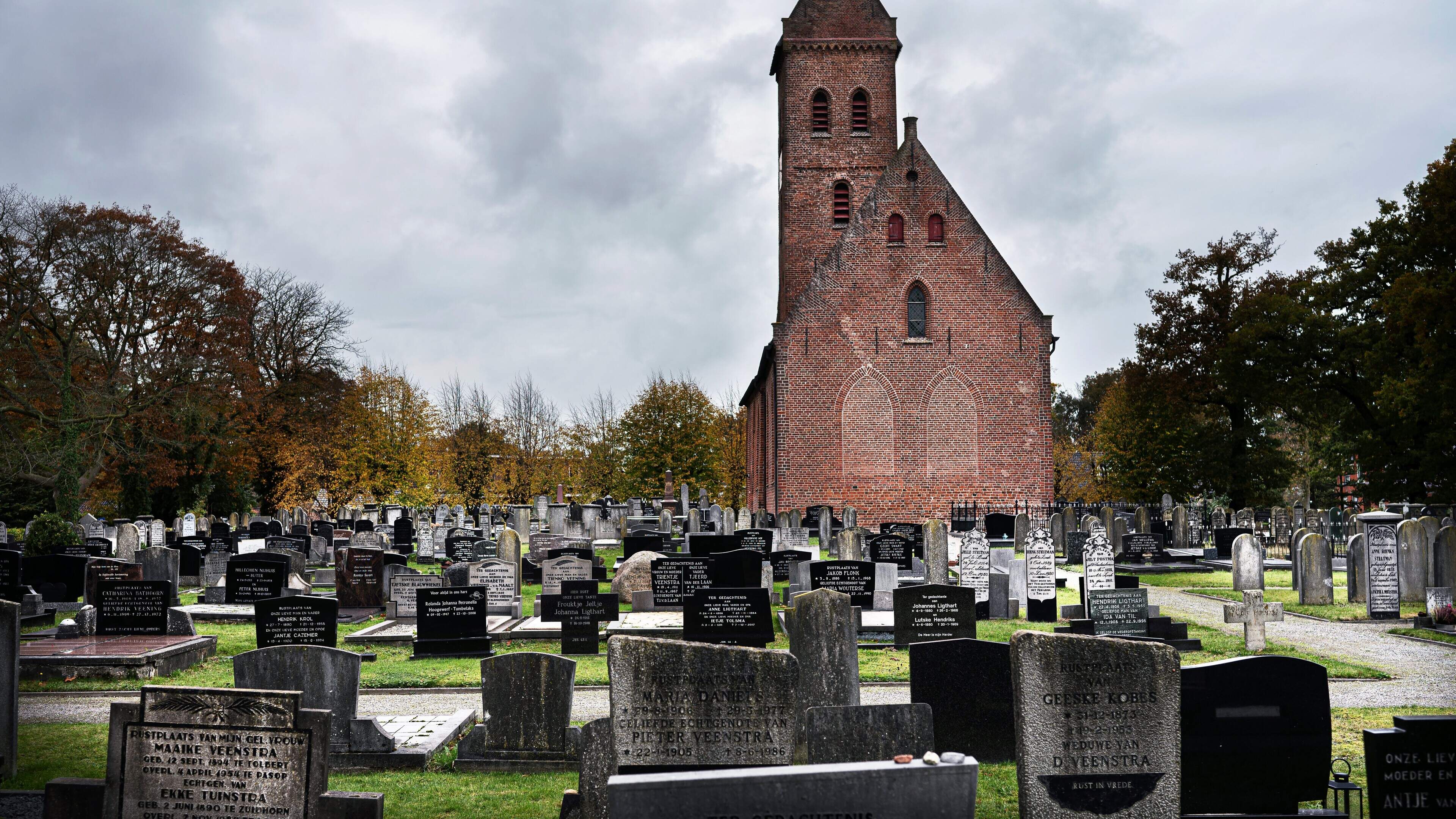 Geen uitbreiding van de volle begraafplaatsen in Westerkwartier. Wat nu? Gemeente wil wachten tot na