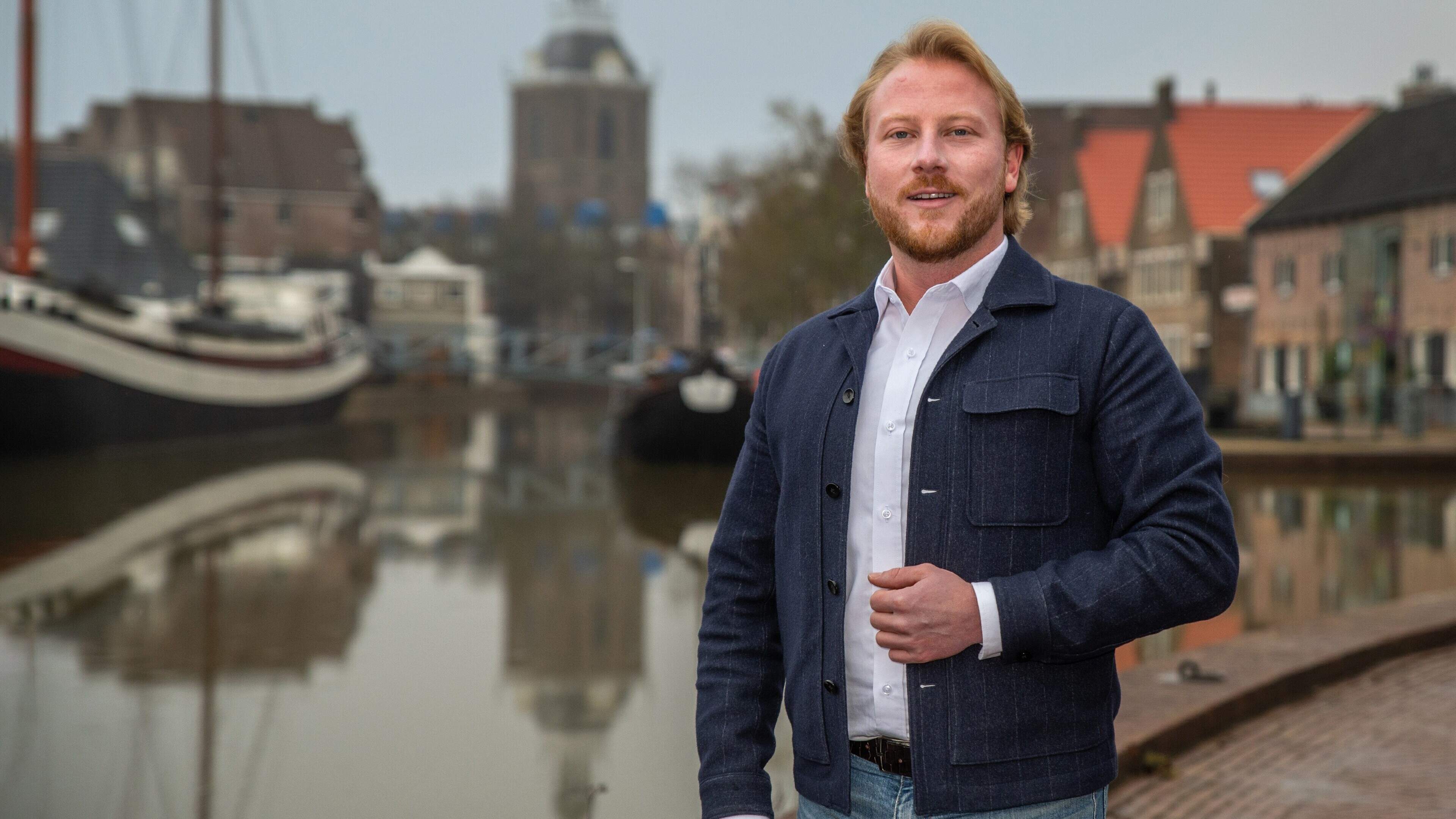 Locoburgemeester Robin van Ulzen van Meppel prijst de brandweer voor inzet bij brand The Butchery. ’