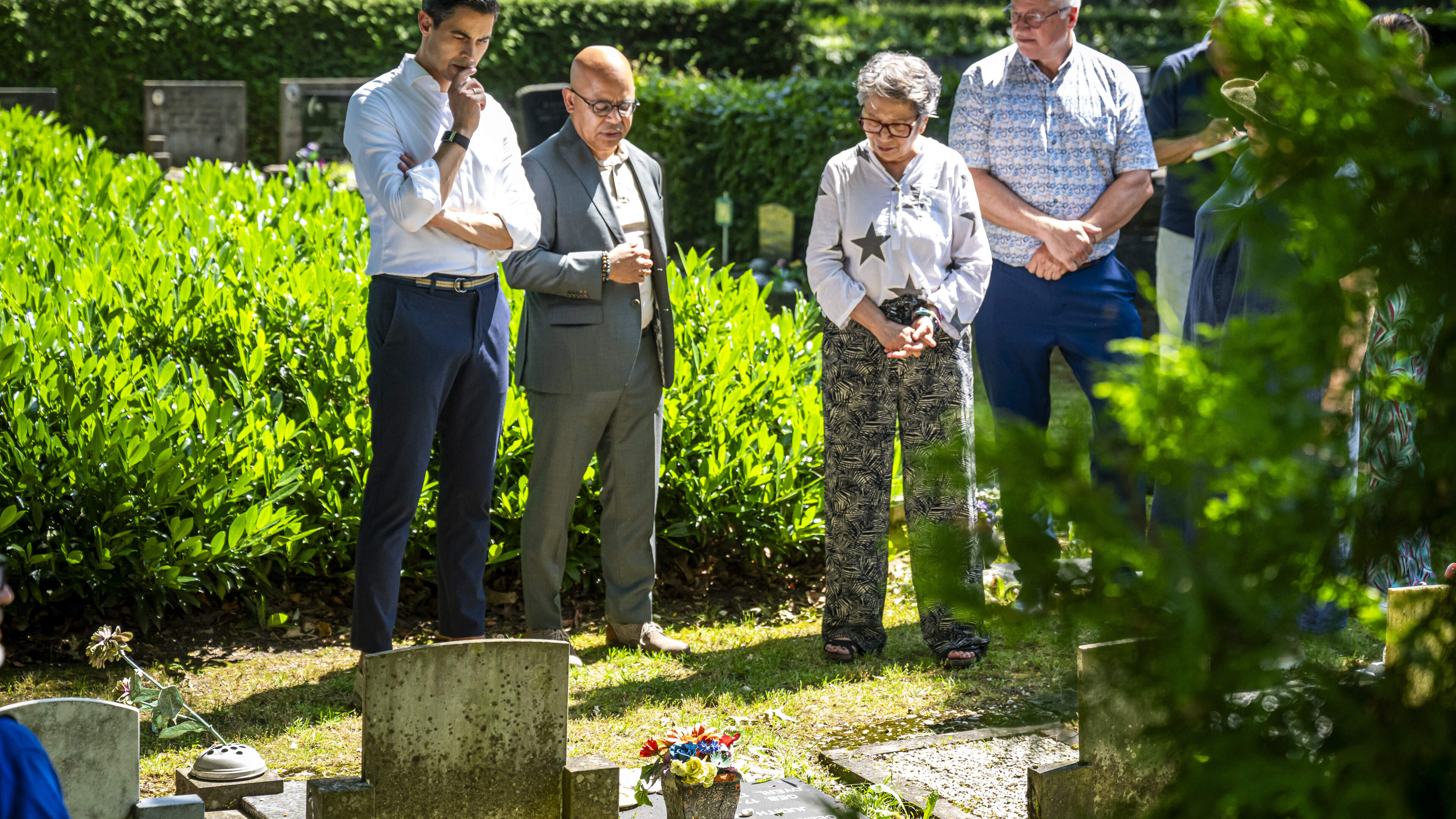 Premier Rob Jetten bezoekt Herinneringscentrum en begraafplaats in Hooghalen. ‘Hier krijgt het Moluk
