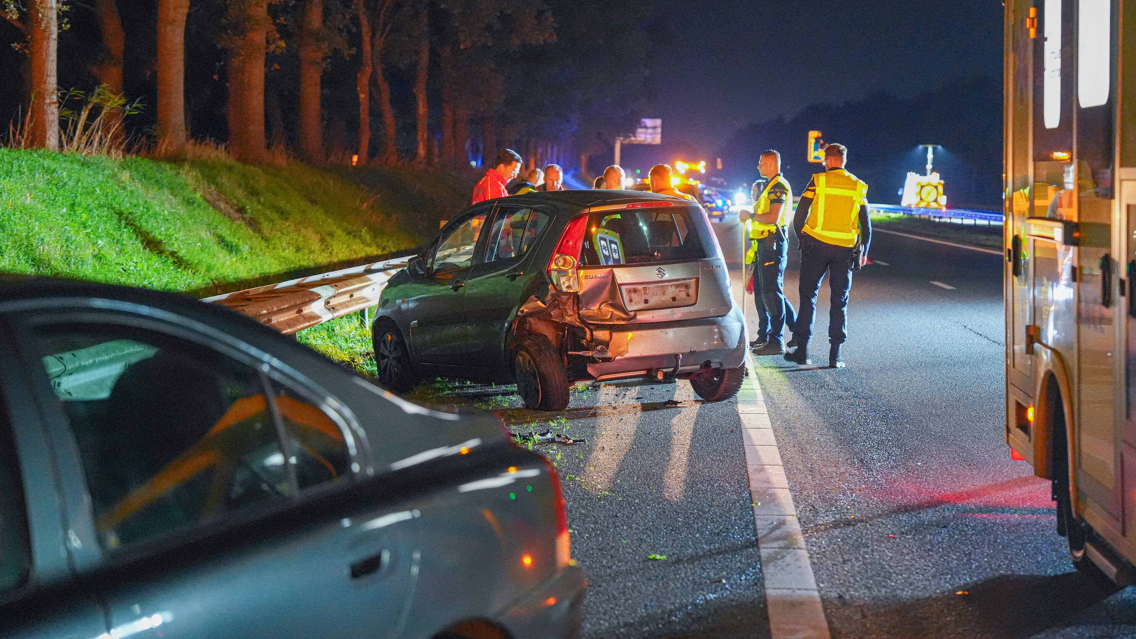 Automobilist botst tegen pechauto op A7 bij Sappemeer