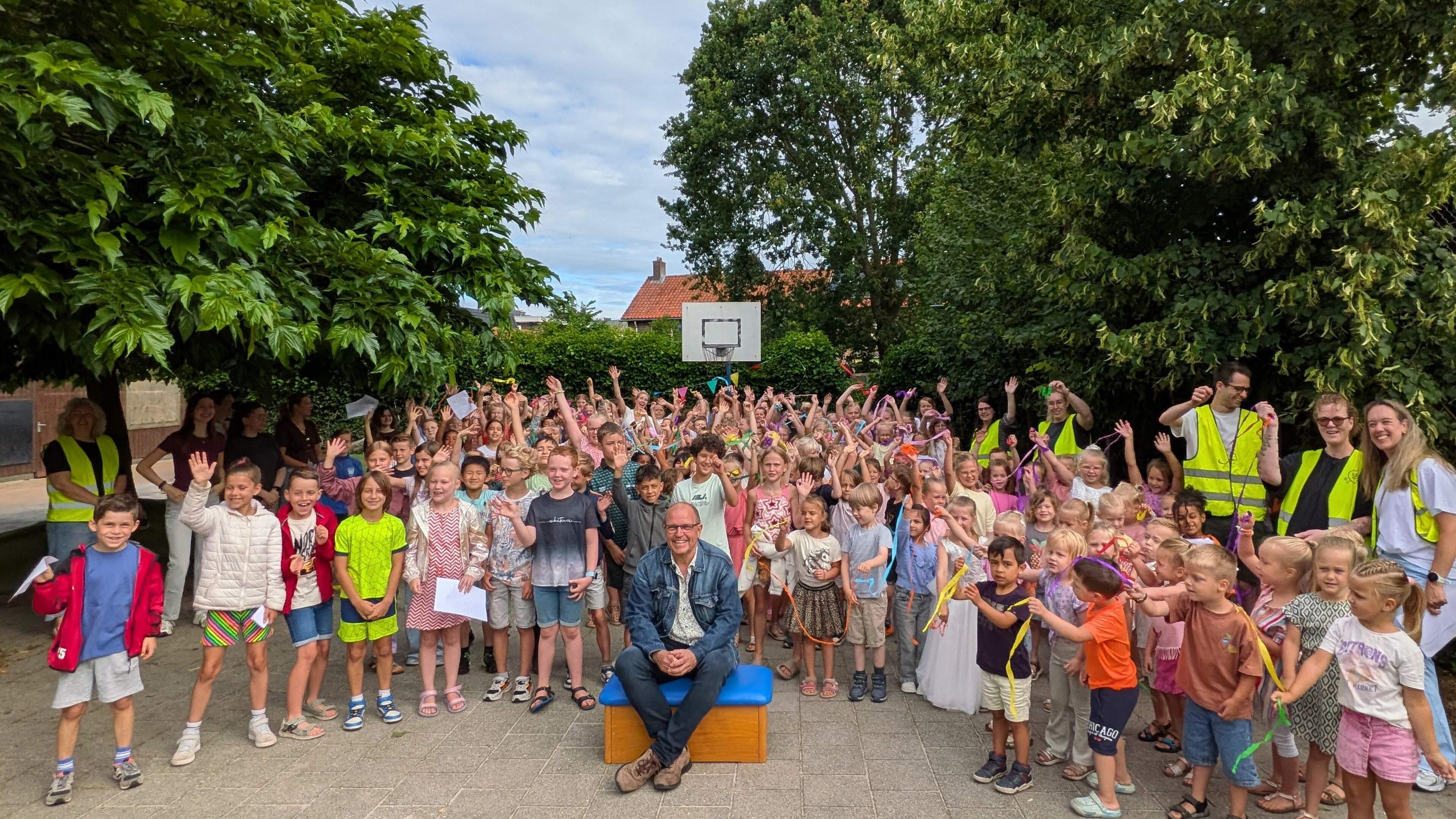 Na veertig jaar neemt meester Henk (65) uit Coevorden afscheid: ’Koester de mooie momenten’