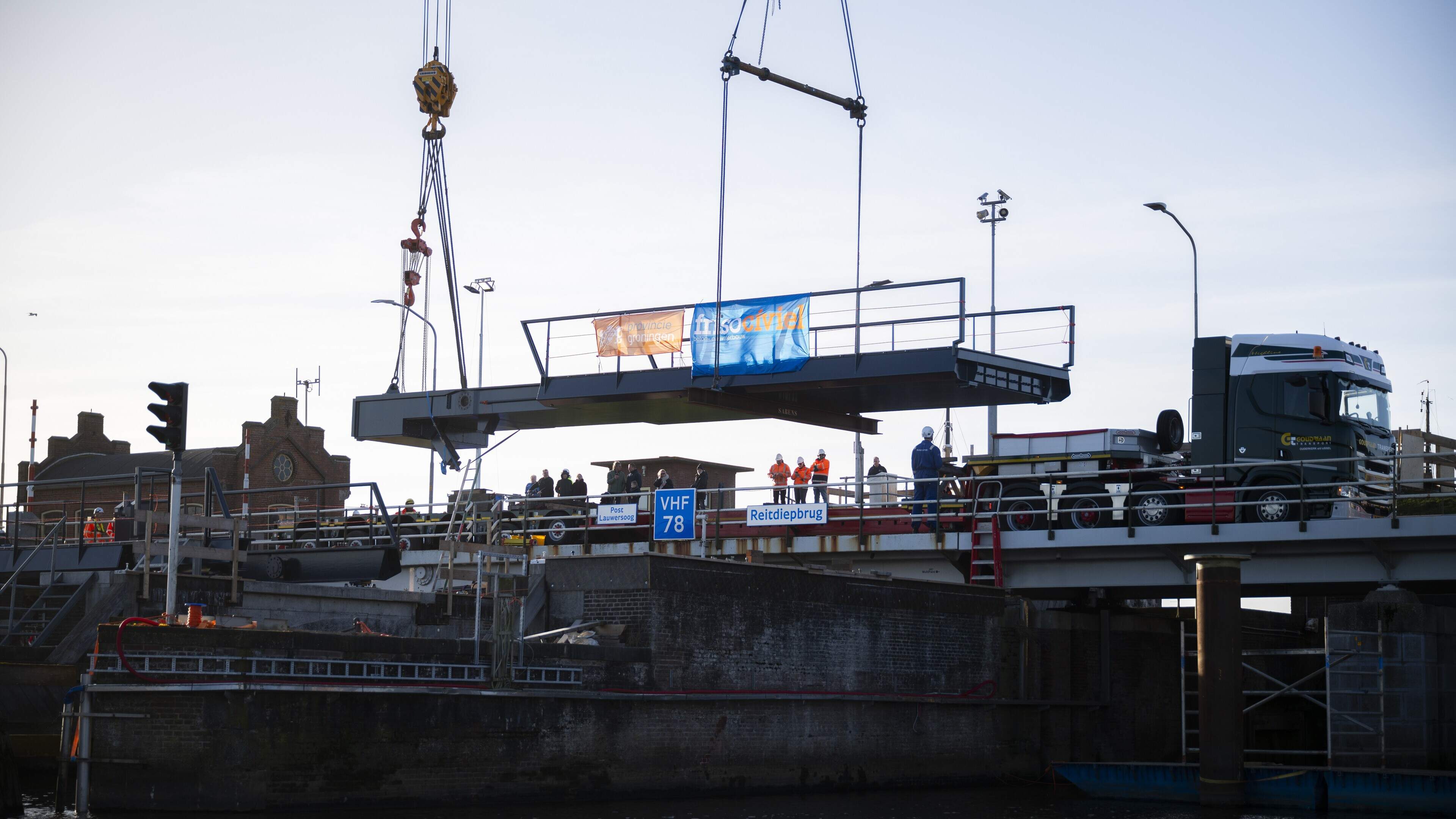 Het is zover: Zoutkamp heeft zijn fiets- en wandelbrug over het Reitdiep. ‘Veel veiliger voor school