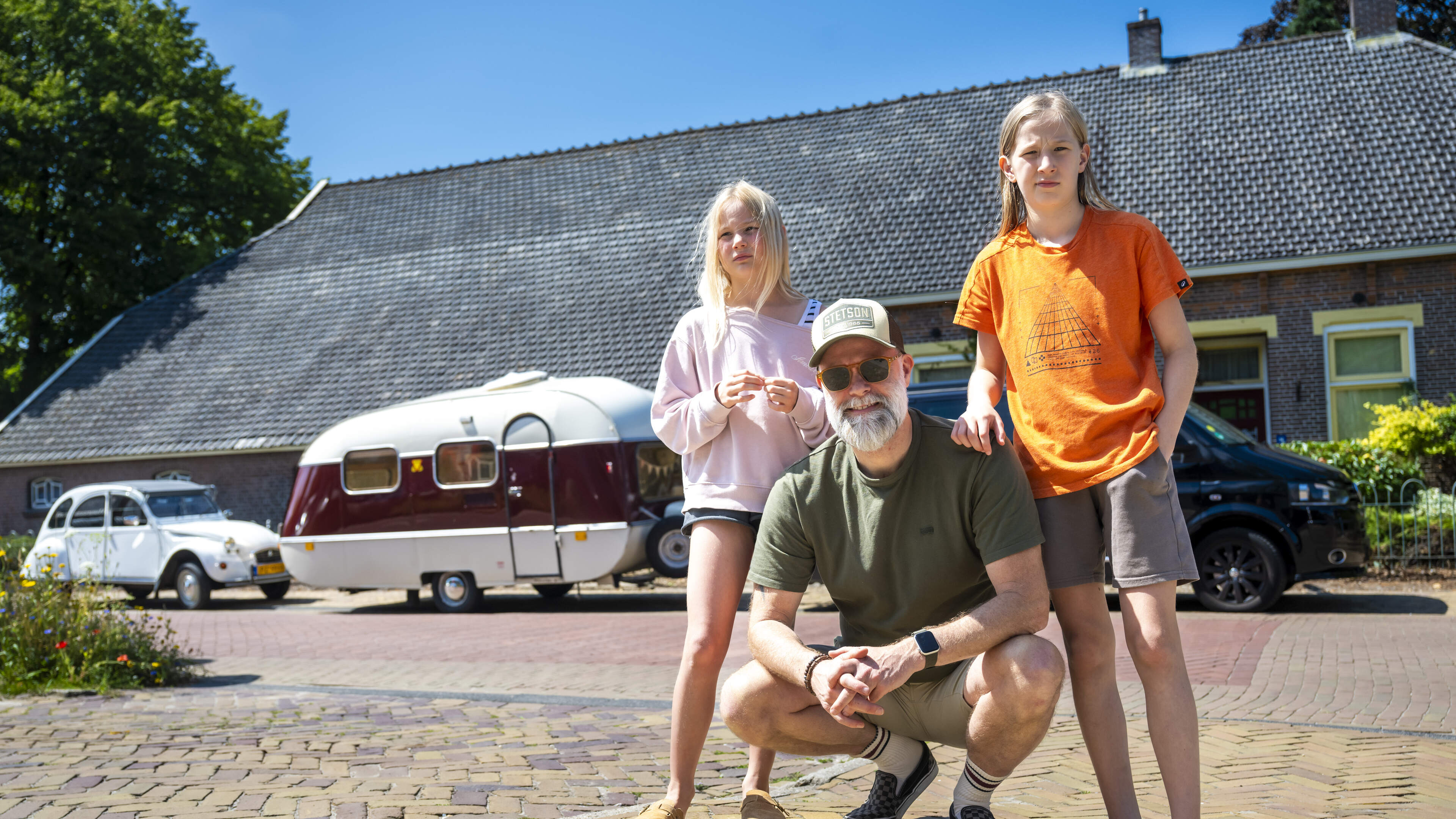 Alexander (53) uit Enumatil is met camper én vintage caravan op weg naar De Berenkuil