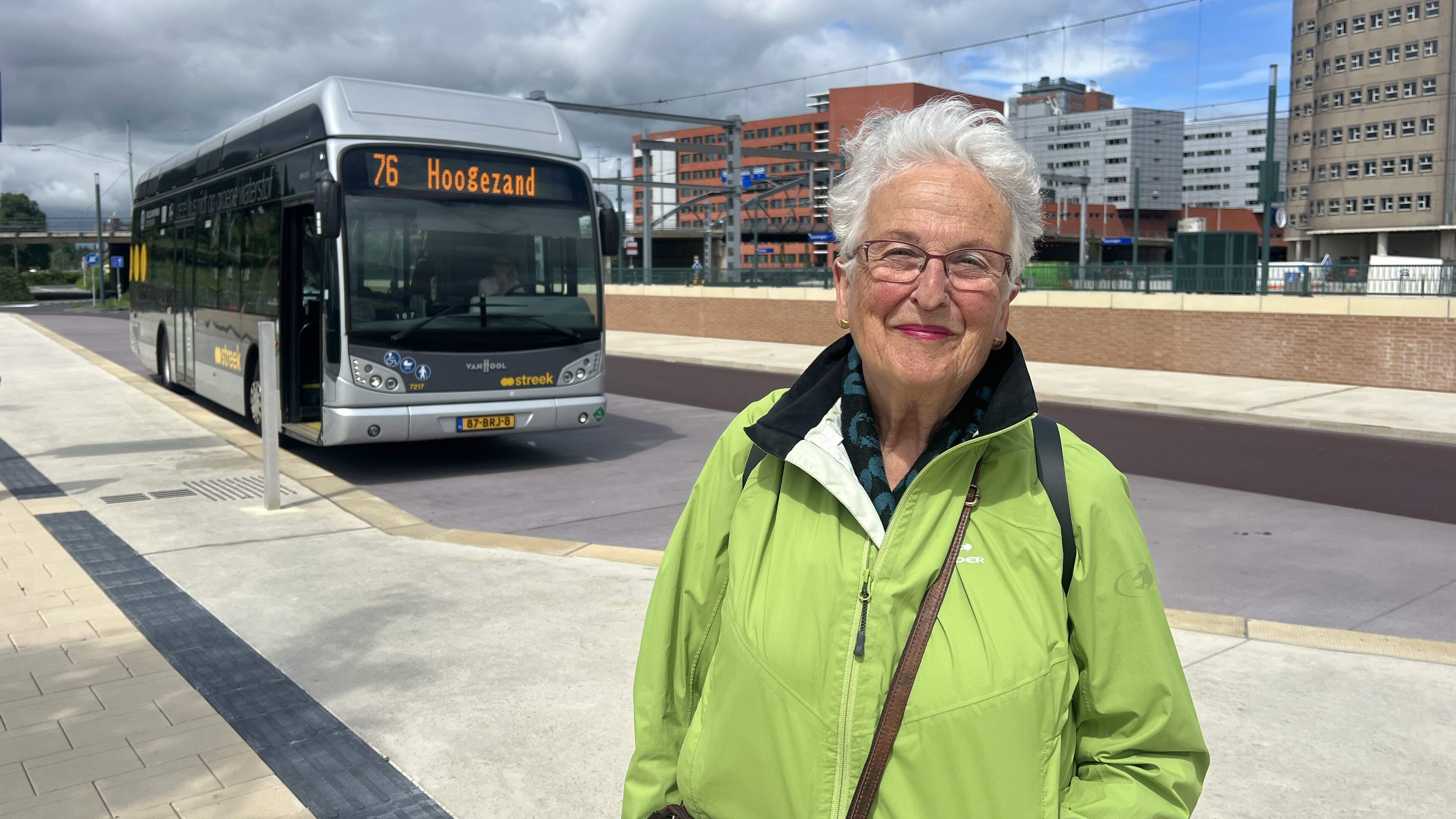 Ouderen in Groningen en Drenthe gaan meer betalen voor de trein en de bus. ’Ik word er heel erg boos