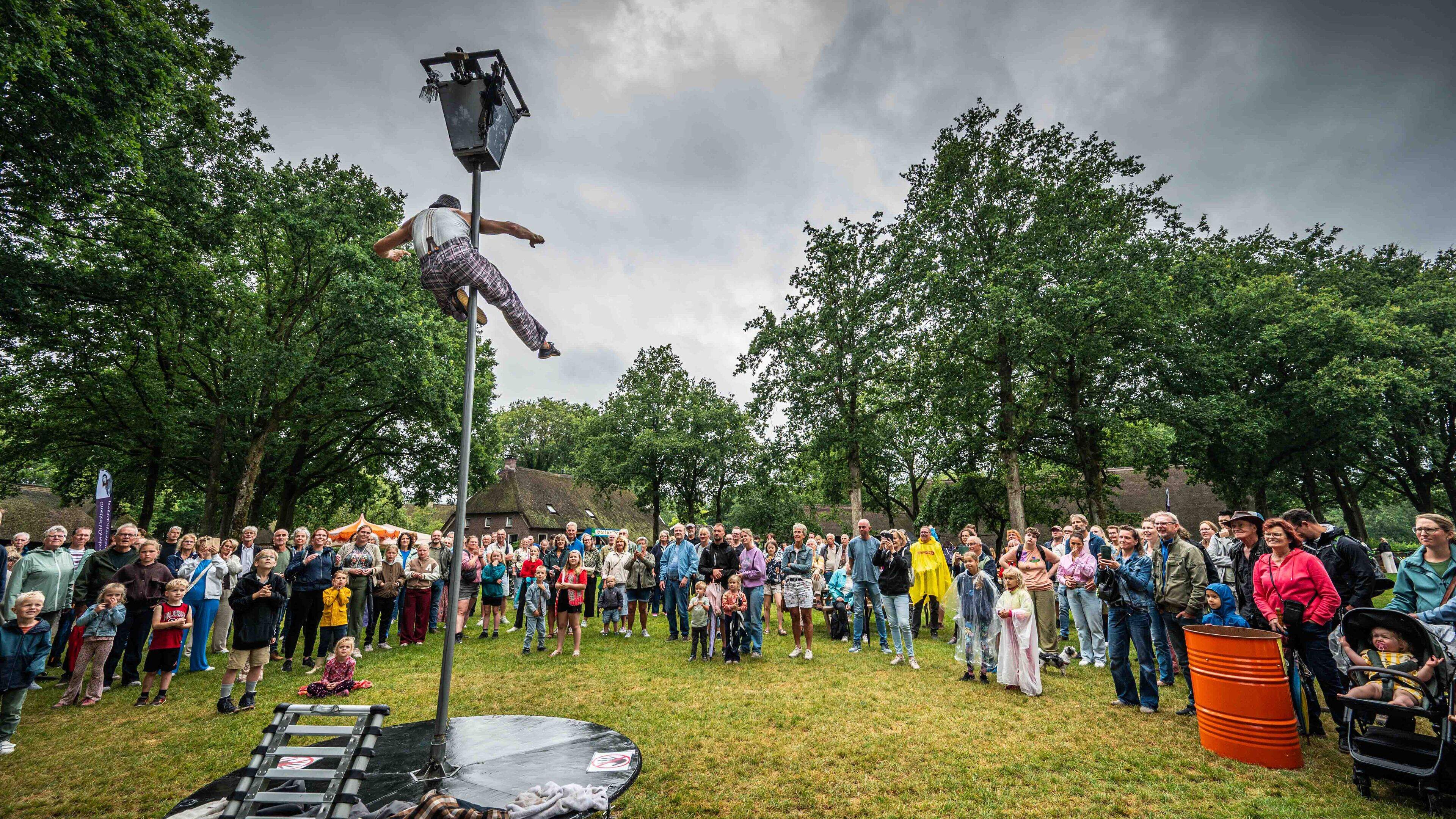 Straattheater in Orvelte valt in de smaak. ’Ook onze kinderen vinden het hier geweldig”