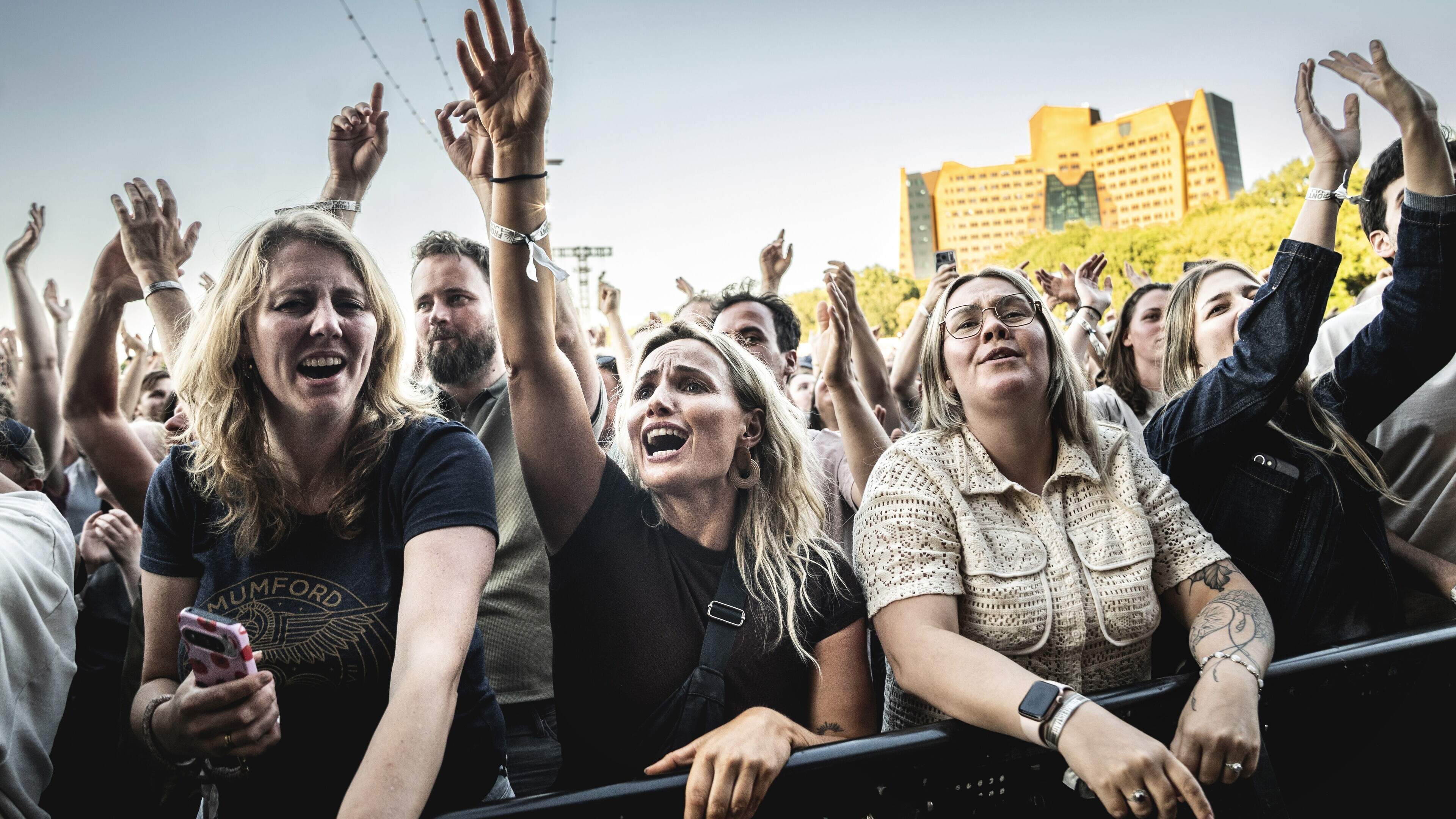 Mumford & Sons straalt in Stadspark Groningen. Froukje (45) uit Rotterdam: ’Ik ben gek op de banjo e